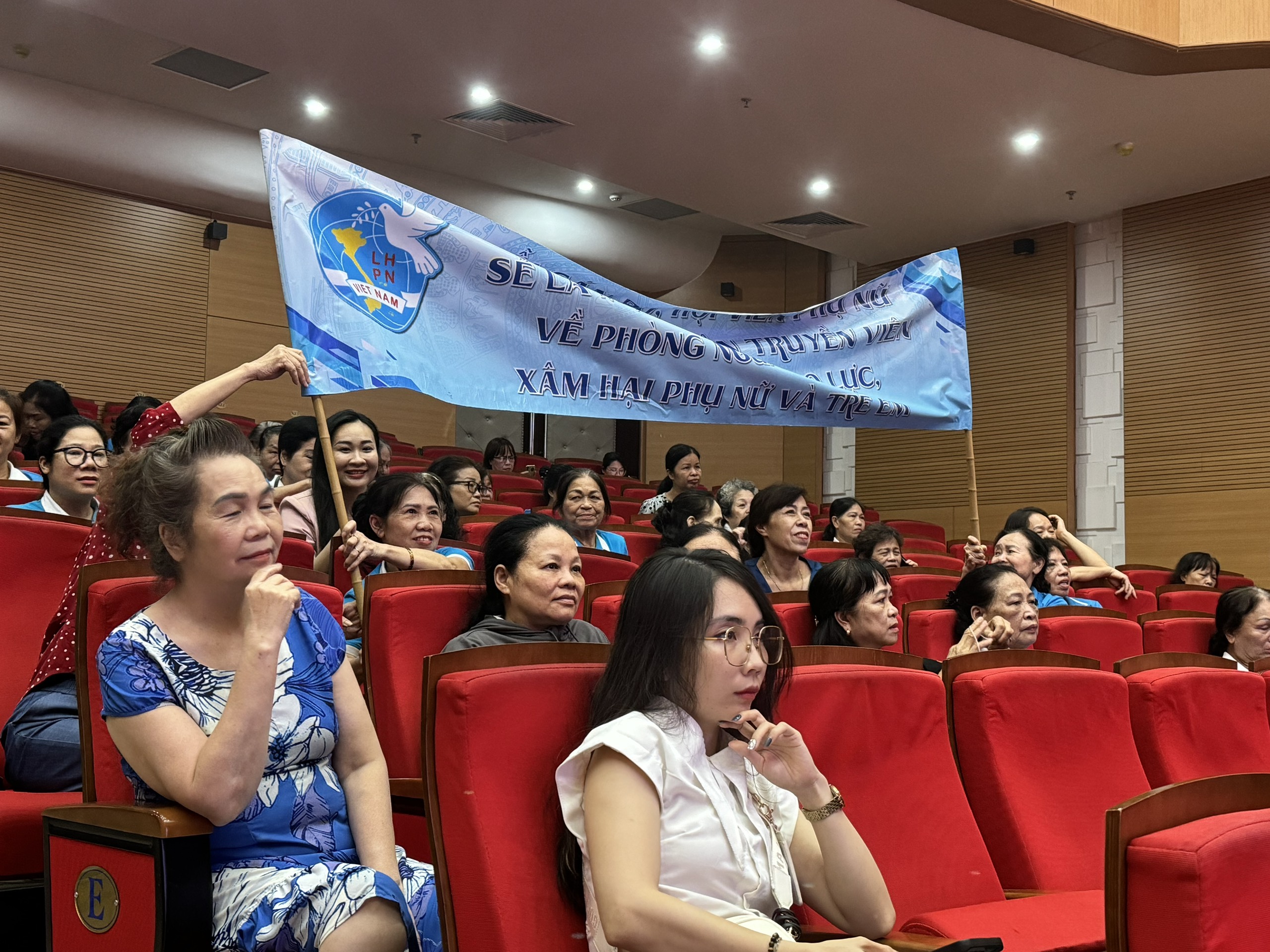 Sân khấu hoá truyền thông pháp luật về phòng ngừa, ứng phó với bạo lực, xâm hại phụ nữ và trẻ em - ảnh 6