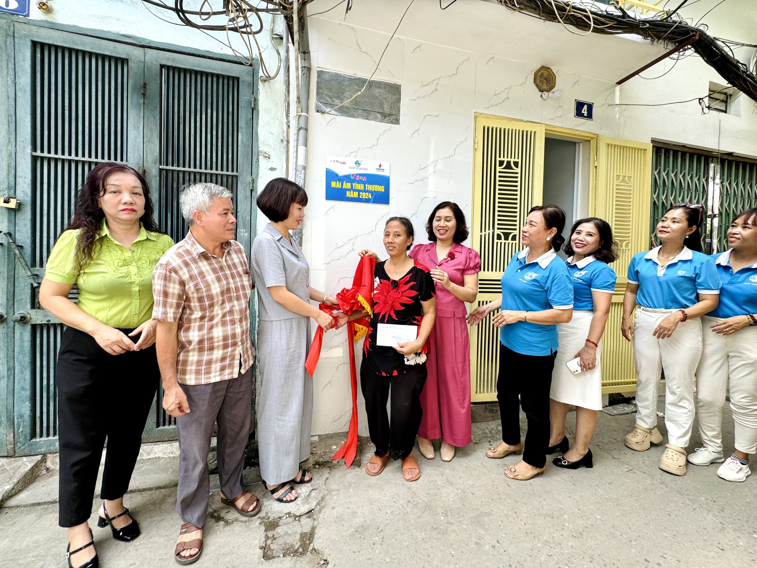 Báo Phụ nữ Thủ đô bàn giao mái ấm tình thương cho gia đình phụ nữ khó khăn tại Thanh Xuân - ảnh 7