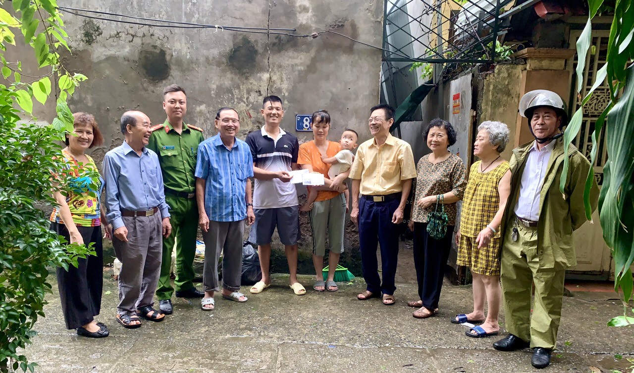 Hội viên phụ nữ quận Thanh Xuân tích cực tham gia khắc phục hậu quả bão số 3 - ảnh 1