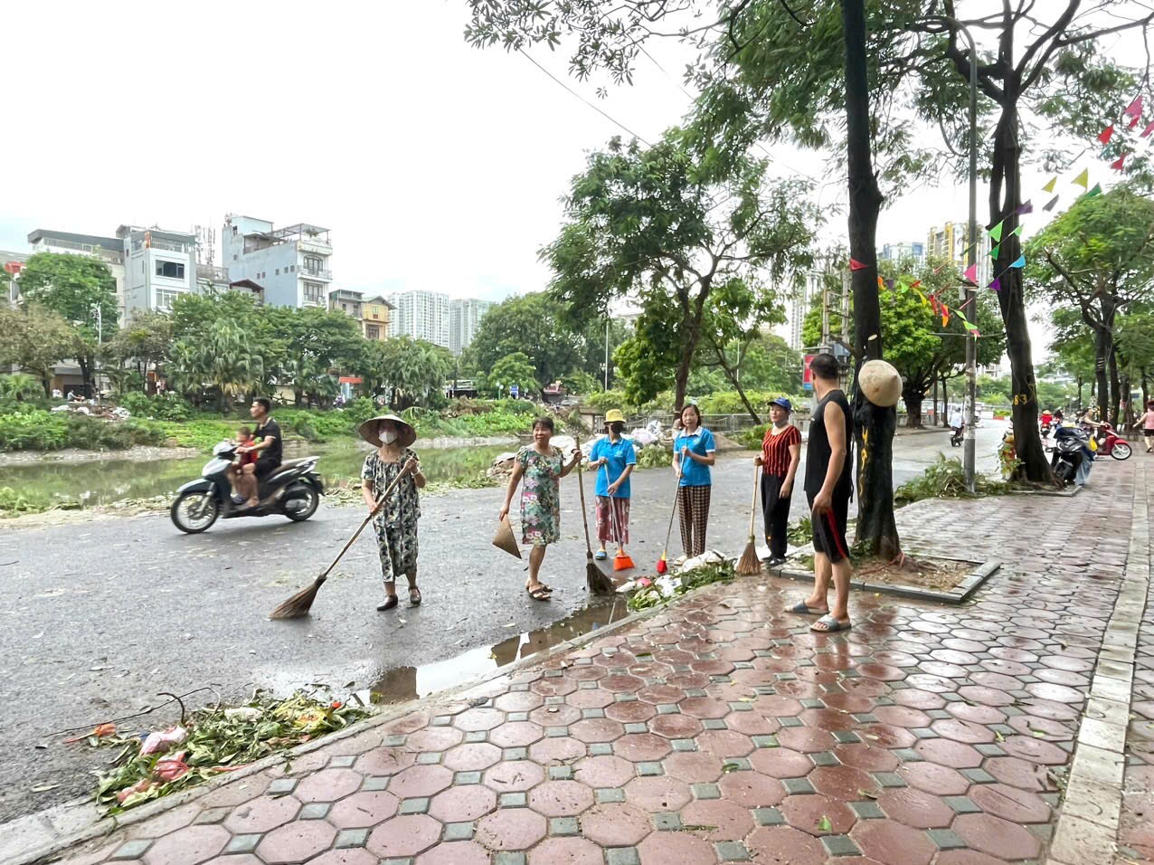 Hội viên phụ nữ quận Thanh Xuân tích cực tham gia khắc phục hậu quả bão số 3 - ảnh 3