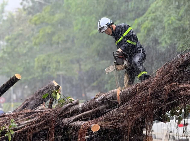 Cảnh sát phòng cháy chữa cháy và cứu nạn cứu hộ Thủ đô hỗ trợ khắc phục hậu quả sau cơn bão số 3 - ảnh 8