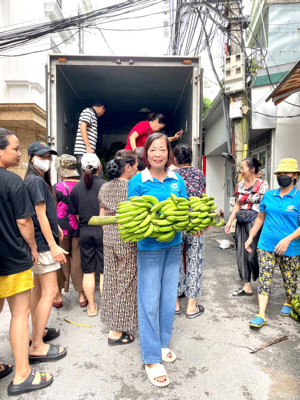 Phụ nữ quận Thanh Xuân hỗ trợ người dân vùng lũ tiêu thụ nông sản - ảnh 12