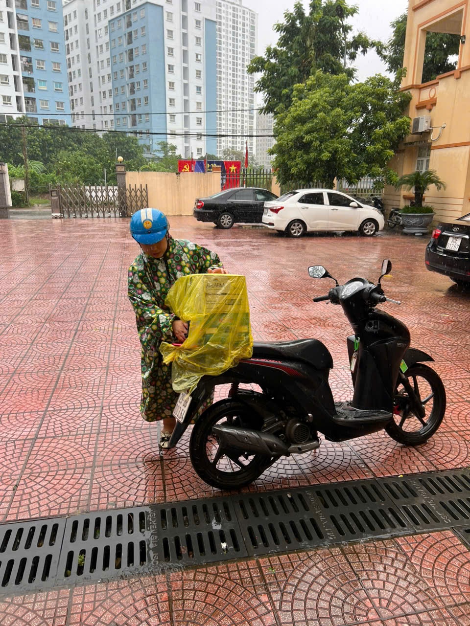 Hội LHPN phường Đông Ngạc, quận Bắc Từ Liêm: Hỗ trợ người dân dọn dẹp, ổn định cuộc sống sau lũ - ảnh 5
