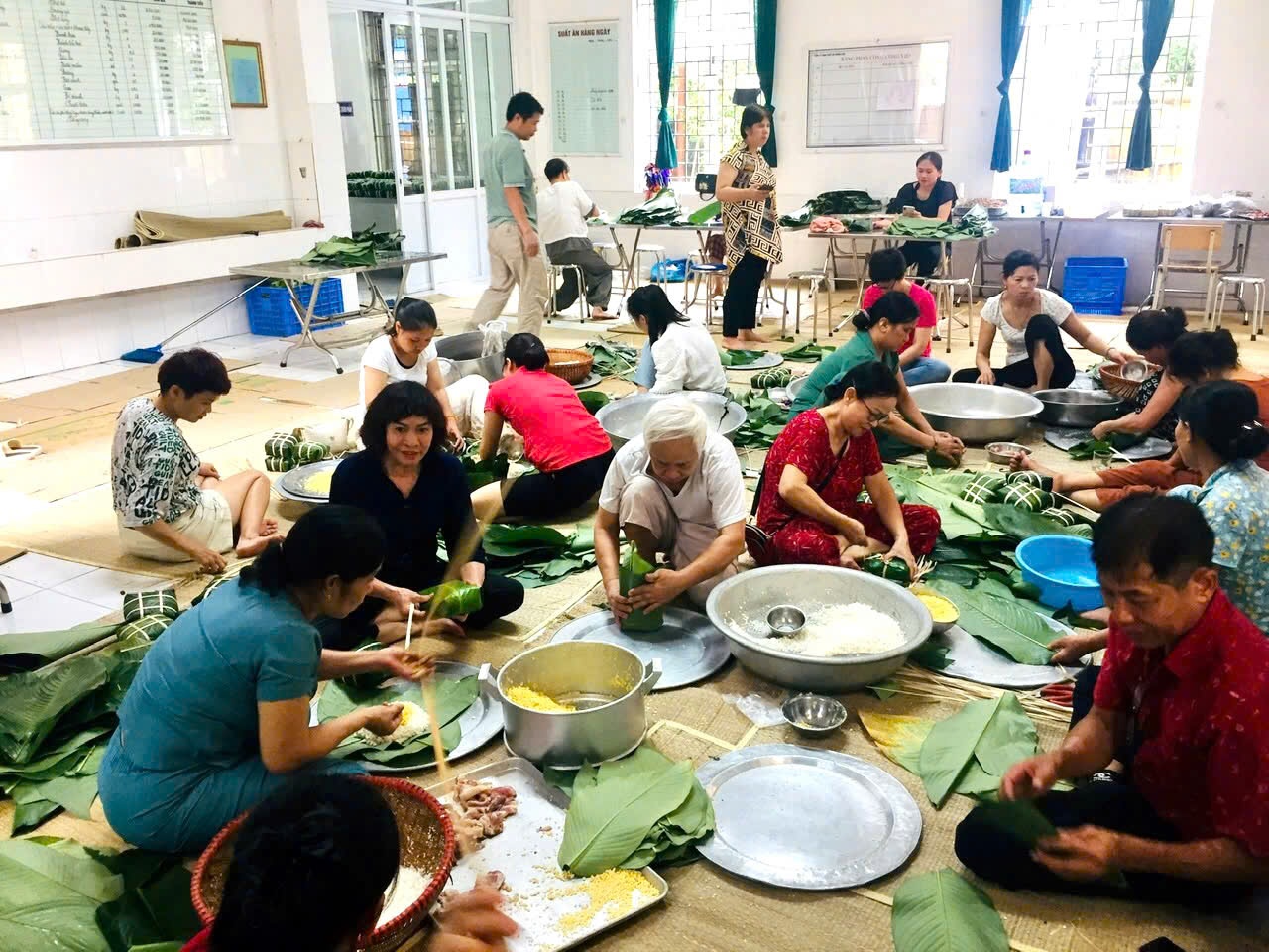 Hội LHPN phường Đông Ngạc, quận Bắc Từ Liêm: Hỗ trợ người dân dọn dẹp, ổn định cuộc sống sau lũ - ảnh 8