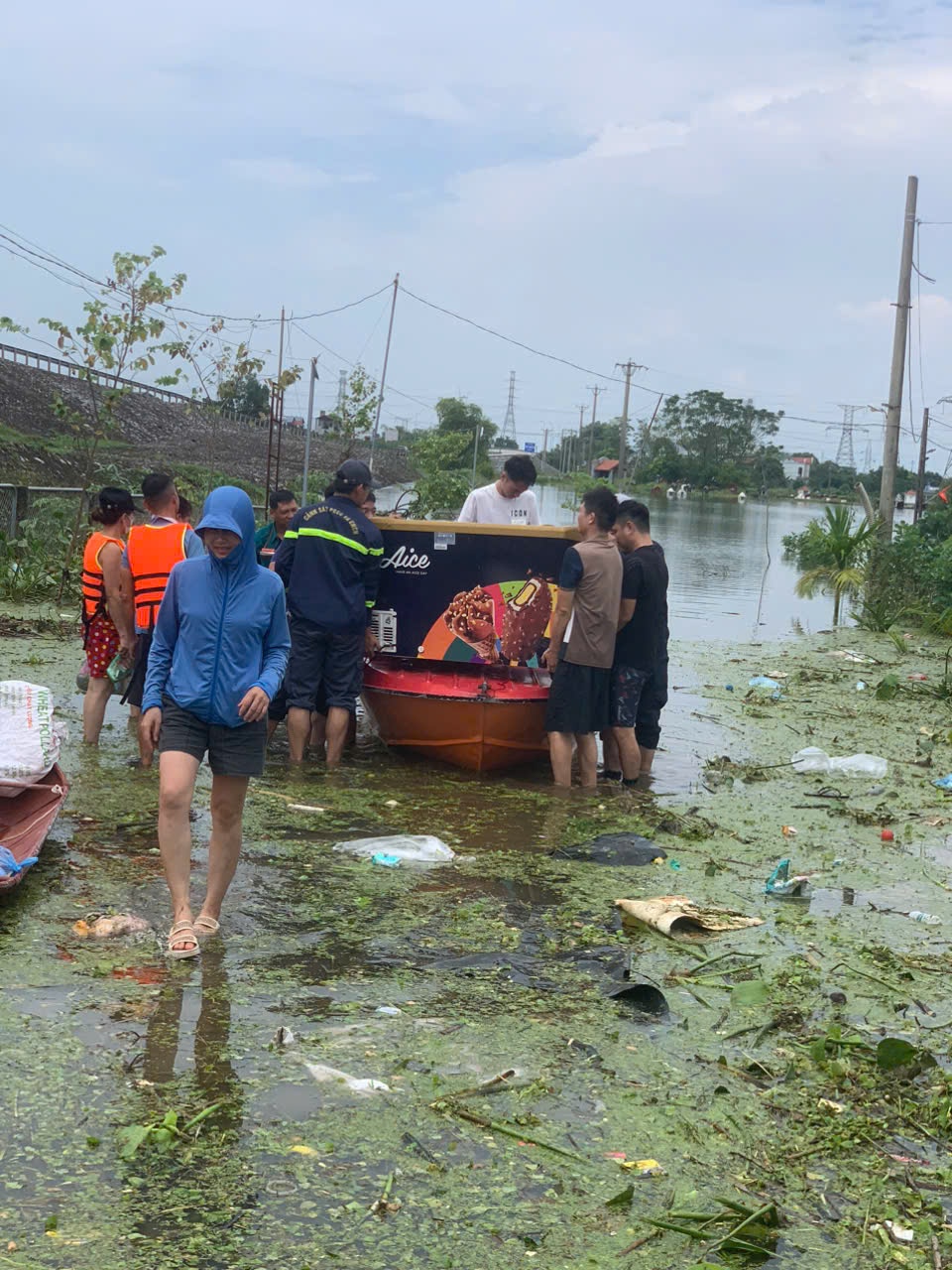 Cảnh sát Phòng cháy chữa cháy và cứu nạn cứu hộ hỗ trợ sơ tán các hộ dân bị ngập lụt - ảnh 3