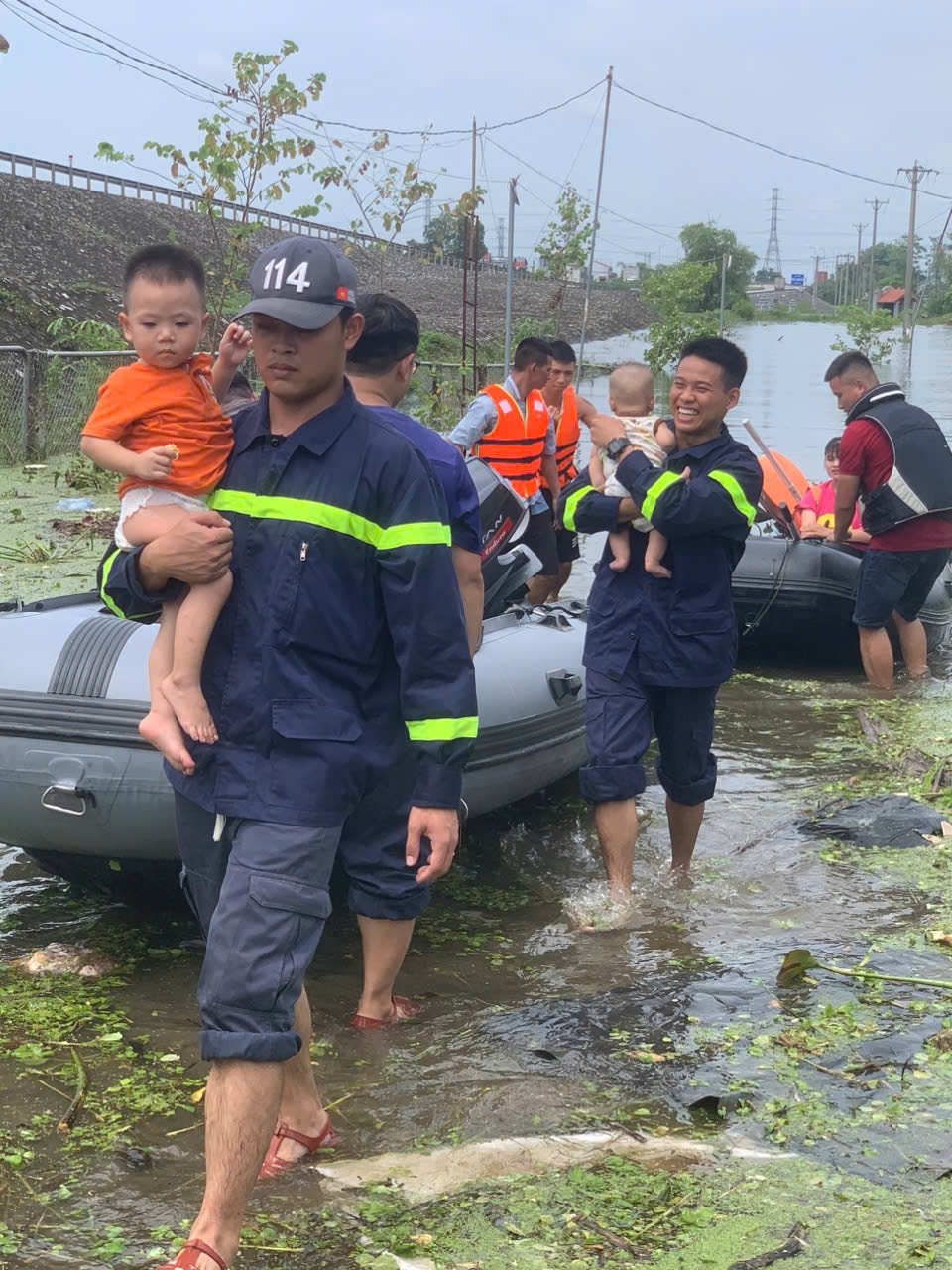 Cảnh sát Phòng cháy chữa cháy và cứu nạn cứu hộ hỗ trợ sơ tán các hộ dân bị ngập lụt - ảnh 4