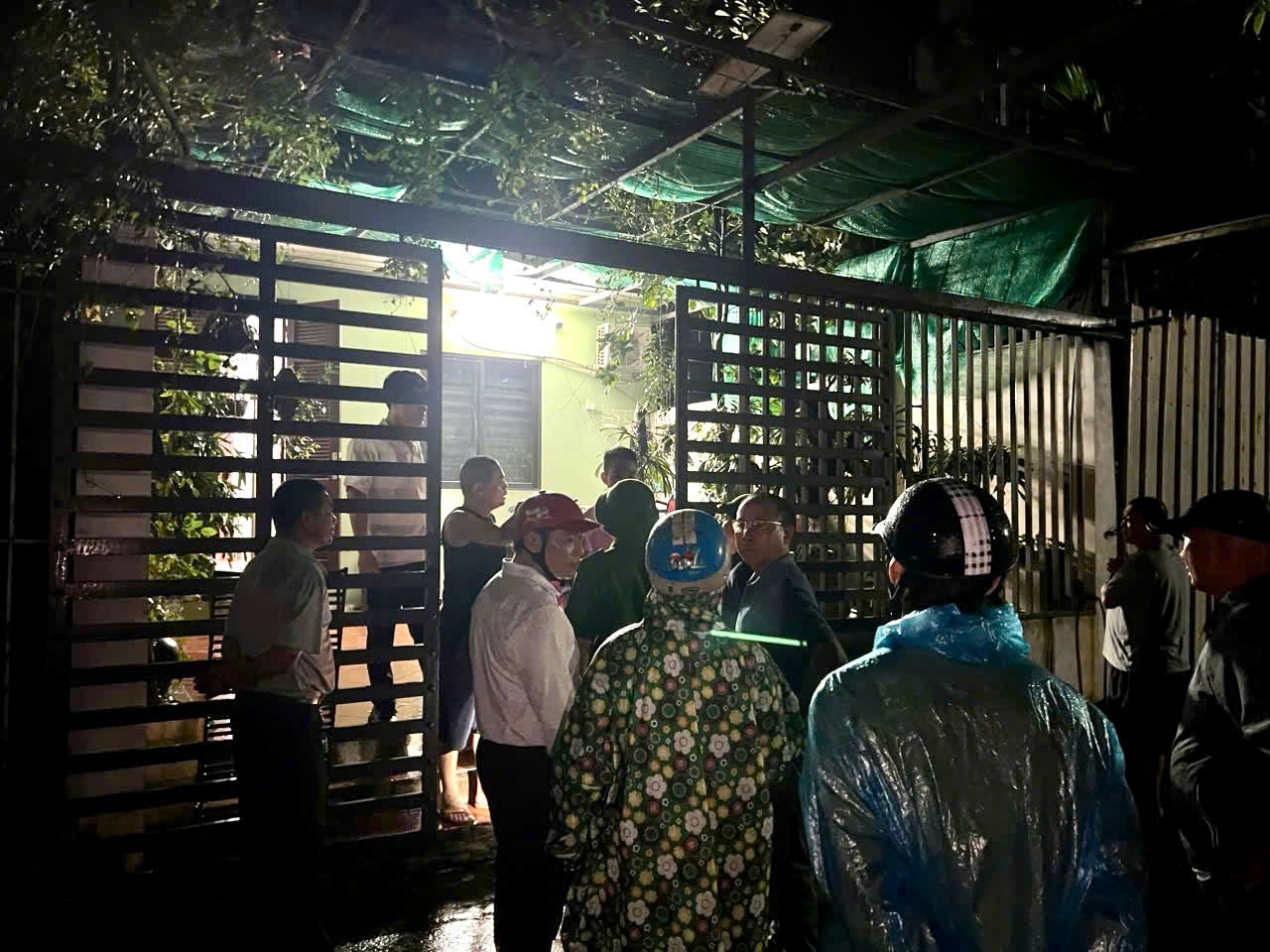 Hội LHPN phường Đông Ngạc, quận Bắc Từ Liêm: Hỗ trợ người dân dọn dẹp, ổn định cuộc sống sau lũ - ảnh 4