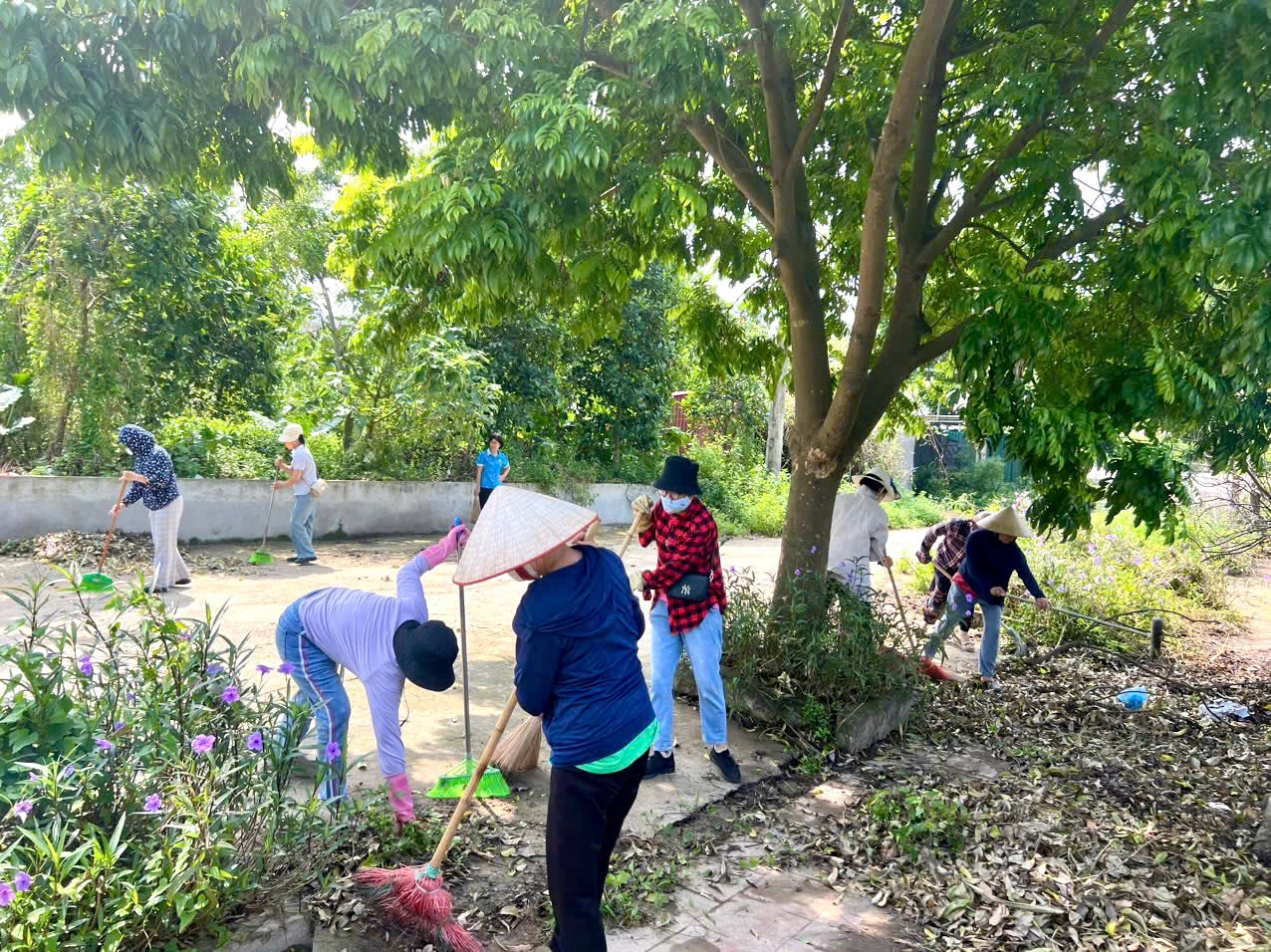 Hội LHPN phường Đông Ngạc, quận Bắc Từ Liêm: Hỗ trợ người dân dọn dẹp, ổn định cuộc sống sau lũ - ảnh 2