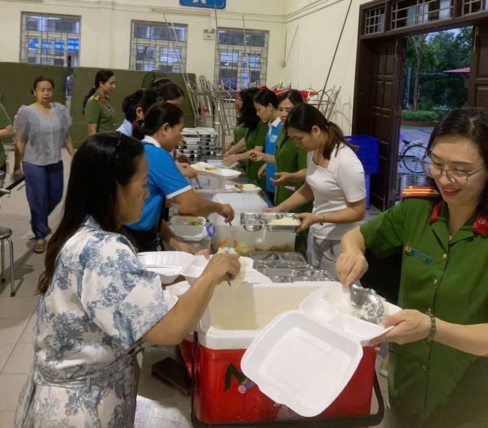 Hội Phụ nữ Công an quận Bắc Từ Liêm hỗ trợ người dân phải di dời trên địa bàn quận - ảnh 1