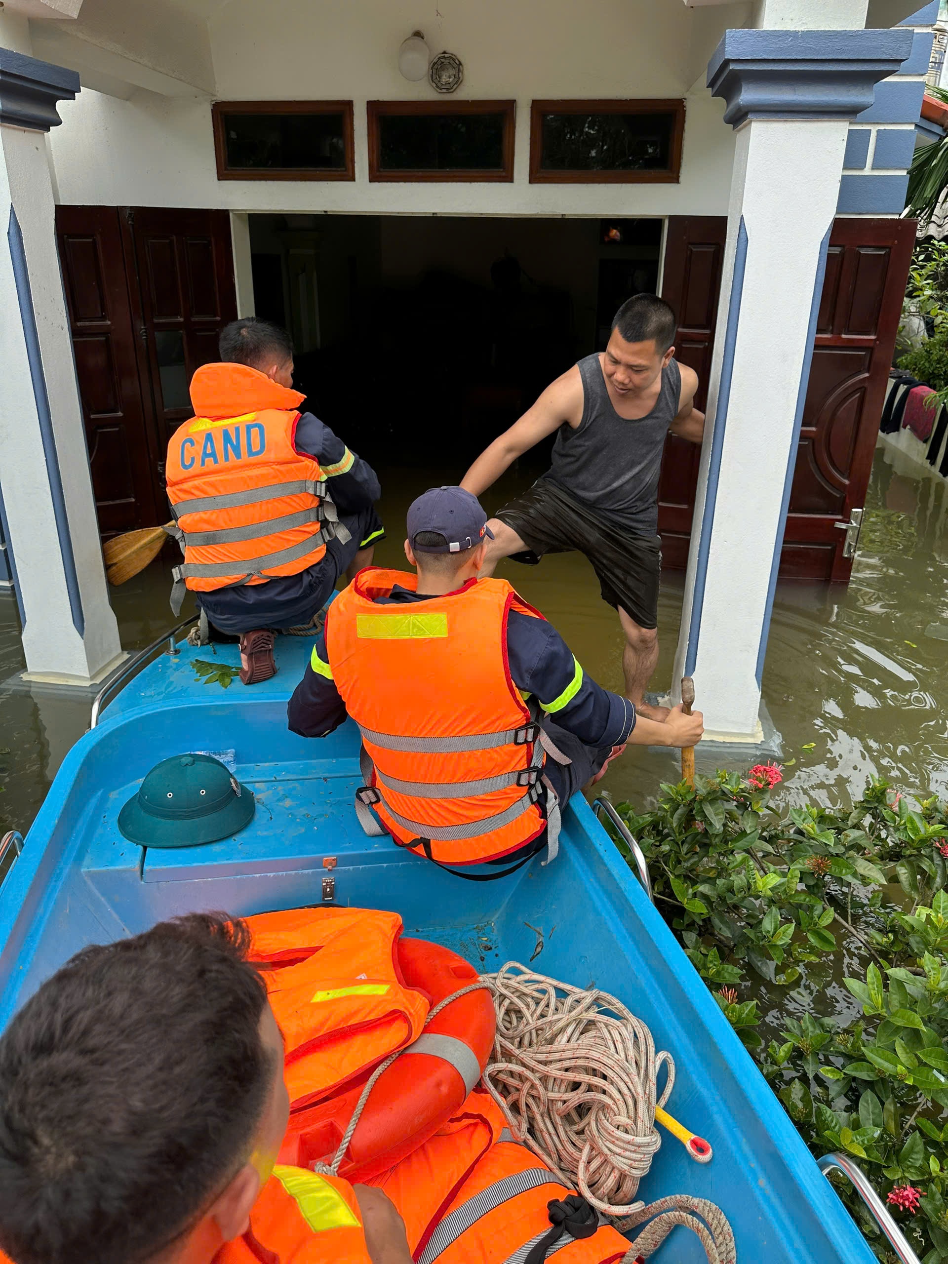 Cảnh sát Phòng cháy chữa cháy và cứu nạn cứu hộ hỗ trợ sơ tán các hộ dân bị ngập lụt - ảnh 1