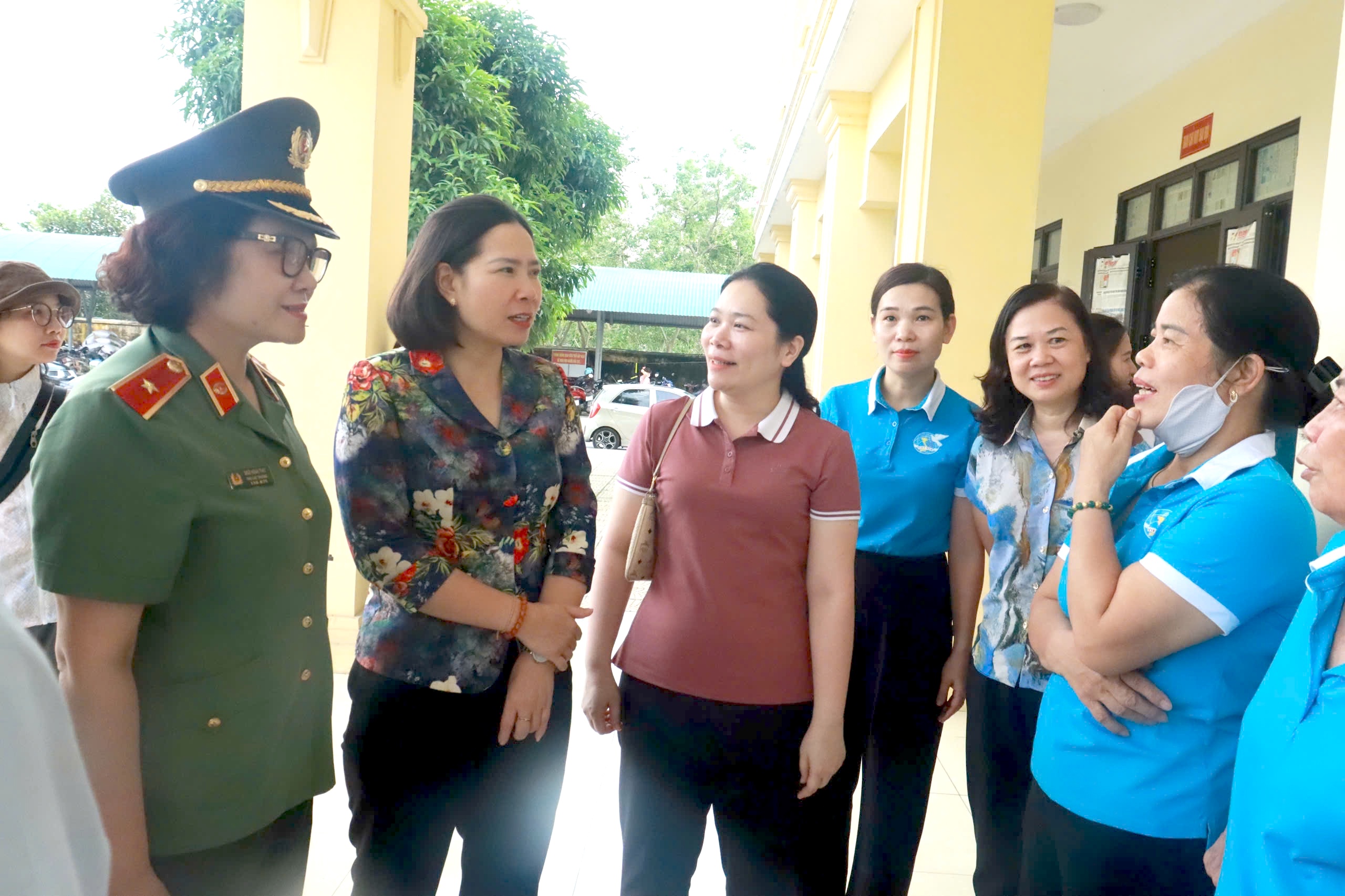 Đoàn công tác Bộ Công an thăm hỏi, tặng quà người dân bị ảnh hưởng do lũ tại huyện Đông Anh - ảnh 6