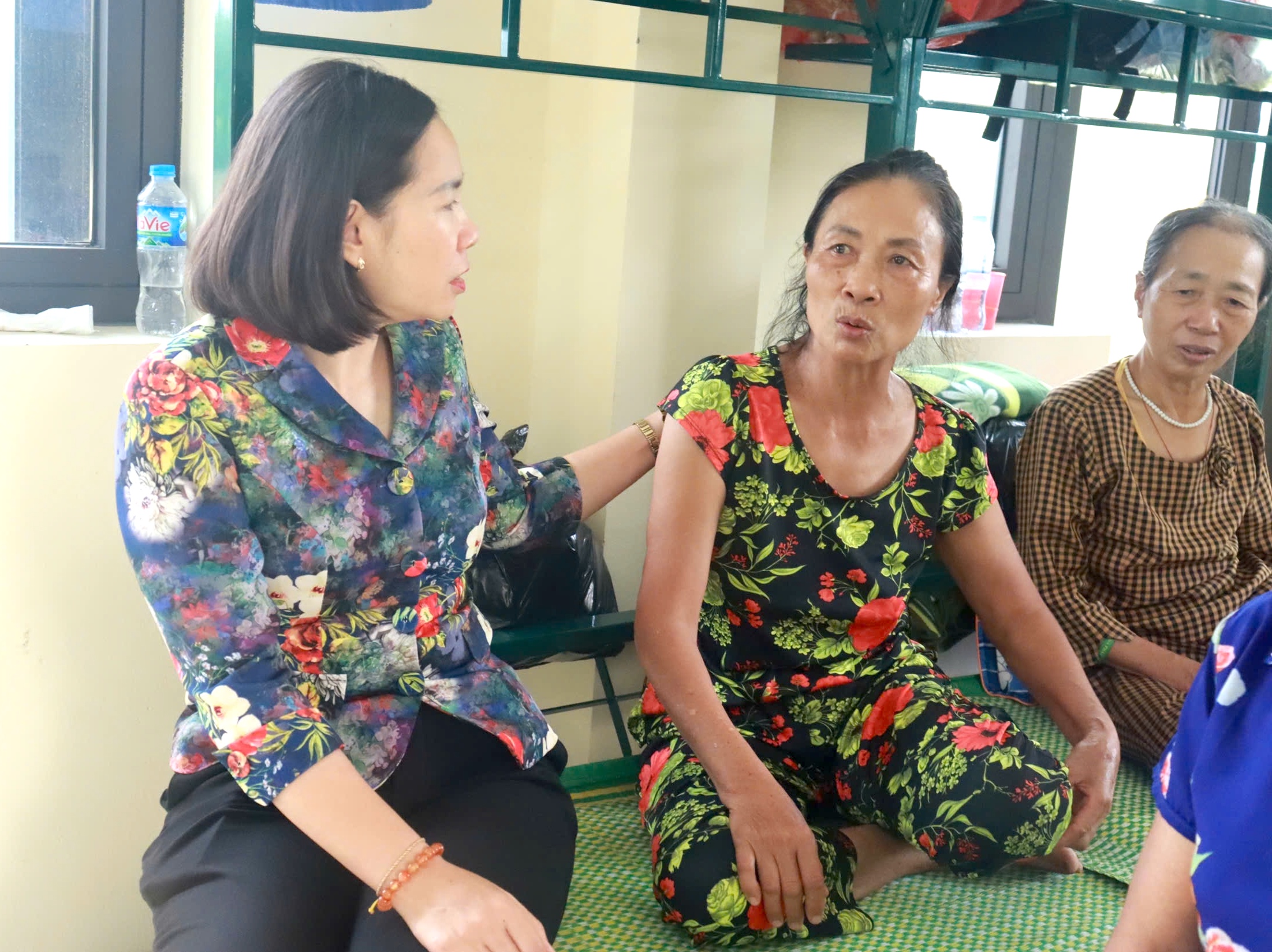 Đoàn công tác Bộ Công an thăm hỏi, tặng quà người dân bị ảnh hưởng do lũ tại huyện Đông Anh - ảnh 7