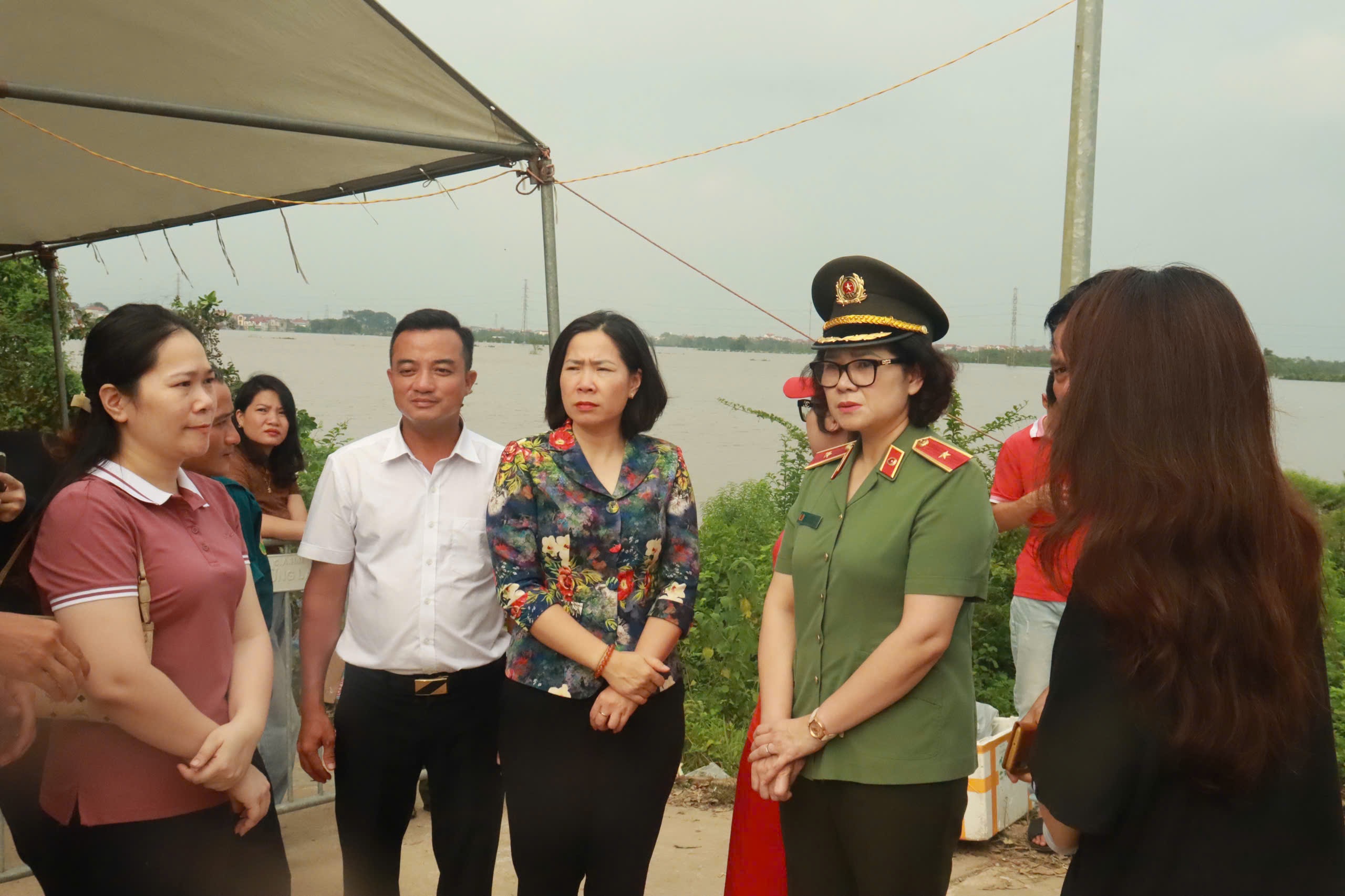 Đoàn công tác Bộ Công an thăm hỏi, tặng quà người dân bị ảnh hưởng do lũ tại huyện Đông Anh - ảnh 5