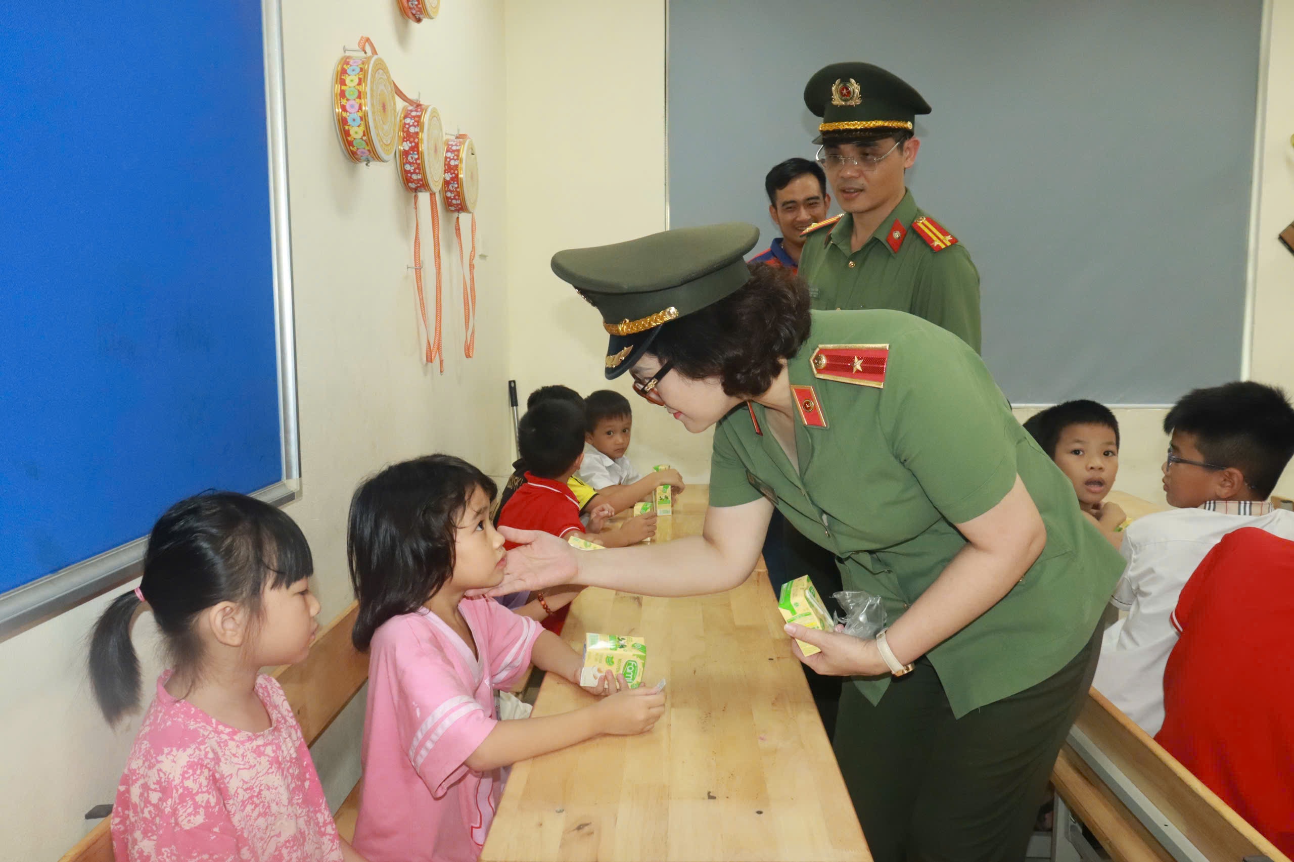 Đoàn công tác Bộ Công an thăm hỏi, tặng quà người dân bị ảnh hưởng do lũ tại huyện Đông Anh - ảnh 3