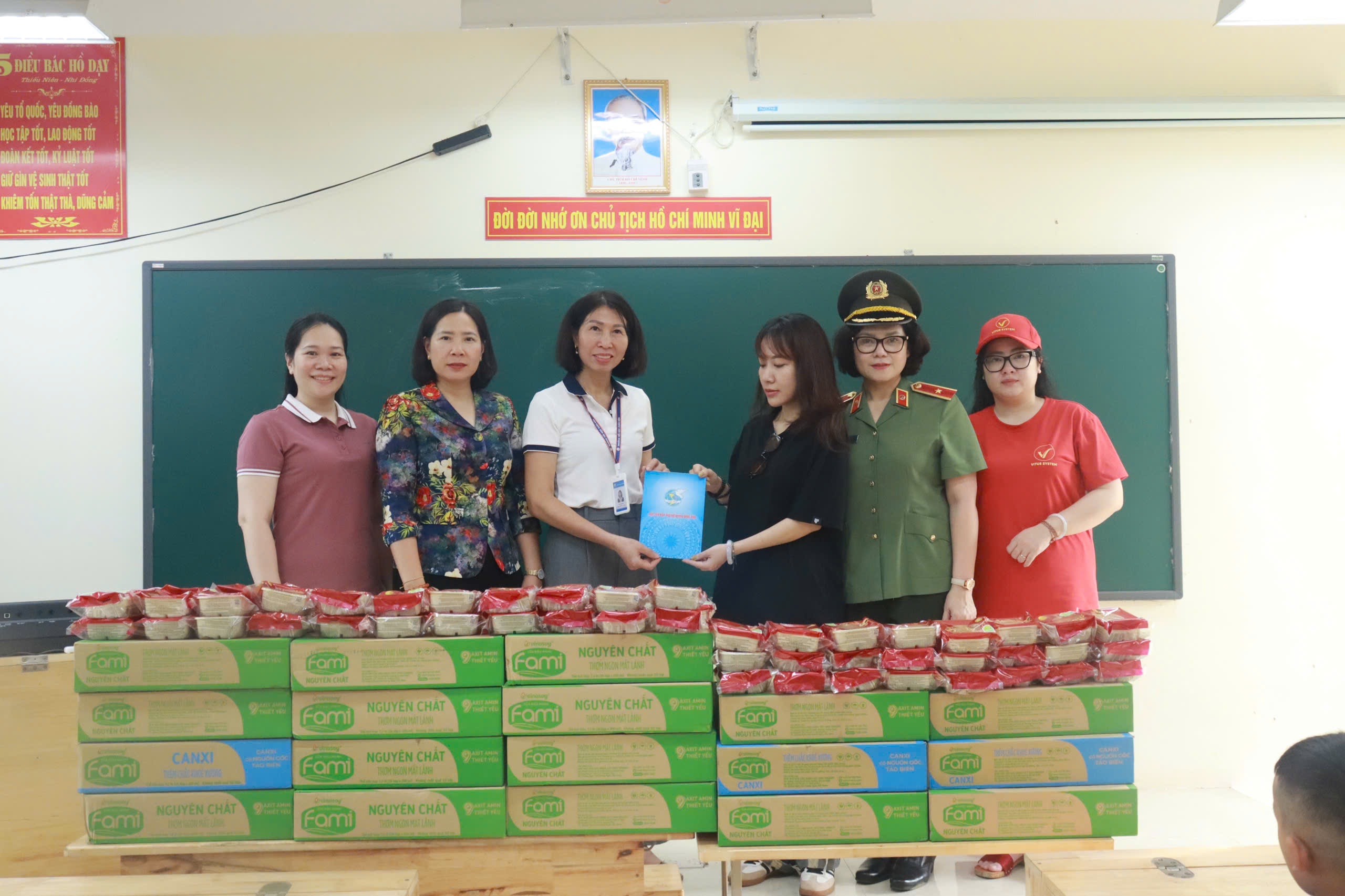 Đoàn công tác Bộ Công an thăm hỏi, tặng quà người dân bị ảnh hưởng do lũ tại huyện Đông Anh - ảnh 4