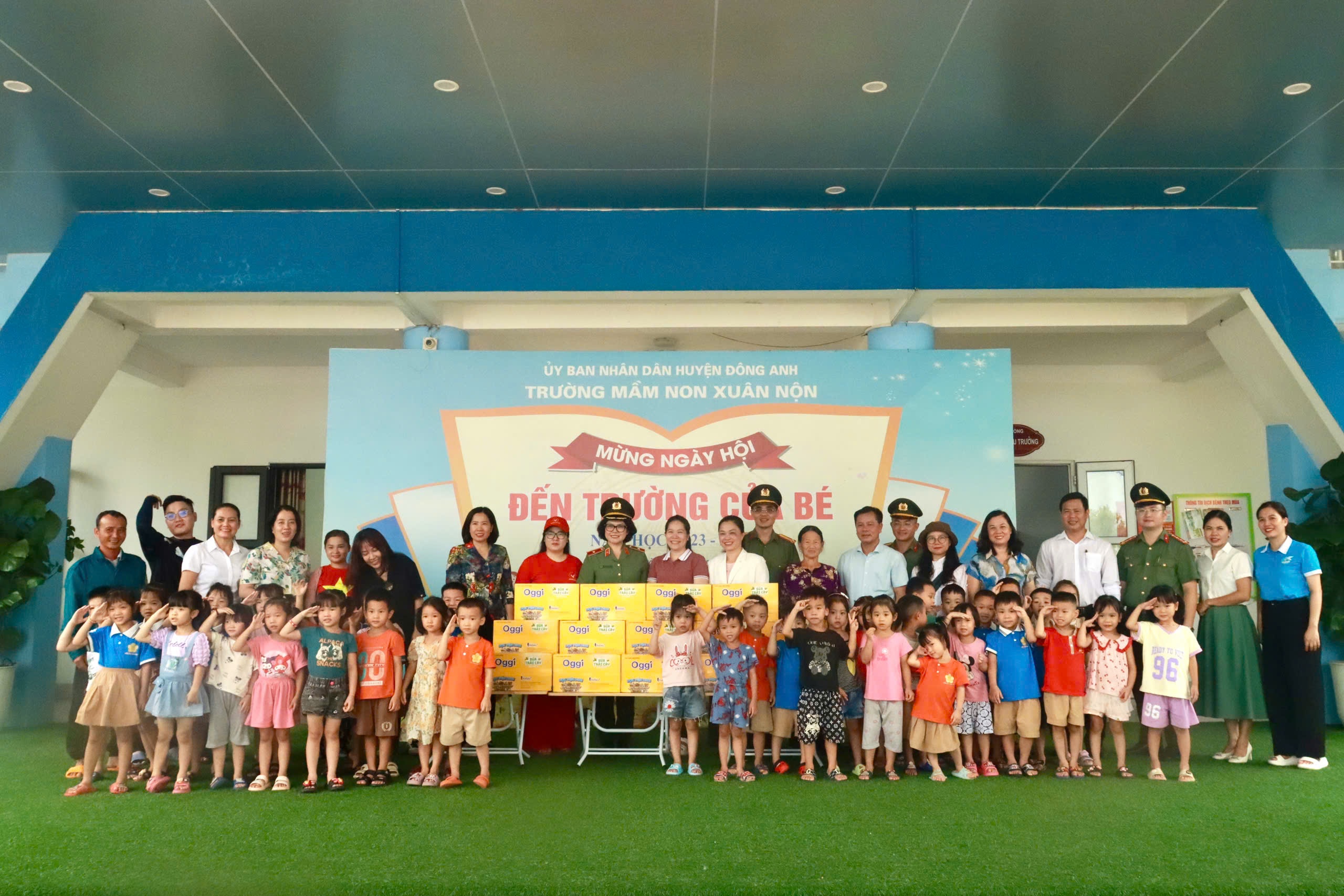 Đoàn công tác Bộ Công an thăm hỏi, tặng quà người dân bị ảnh hưởng do lũ tại huyện Đông Anh - ảnh 1