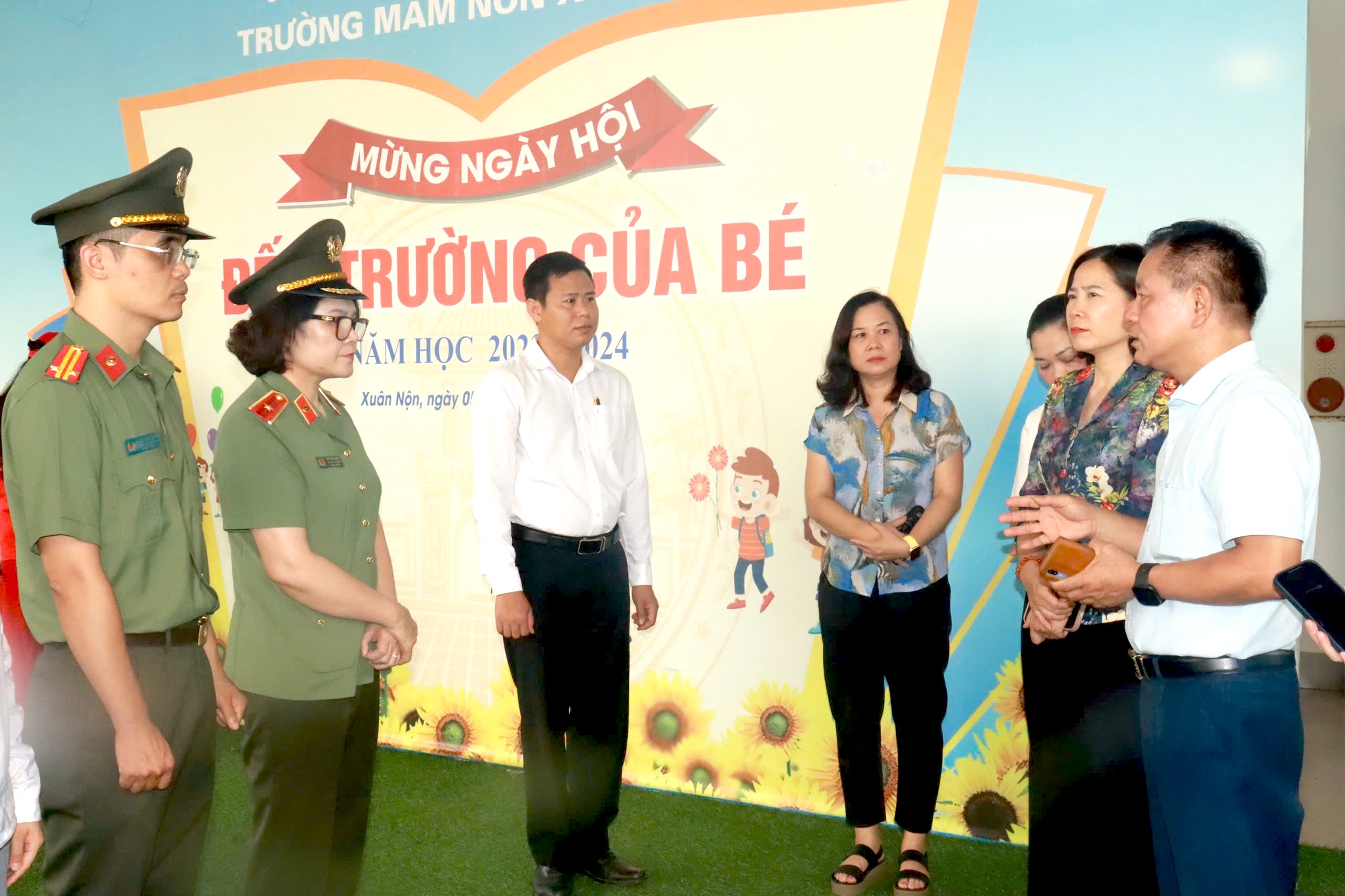Đoàn công tác Bộ Công an thăm hỏi, tặng quà người dân bị ảnh hưởng do lũ tại huyện Đông Anh - ảnh 2