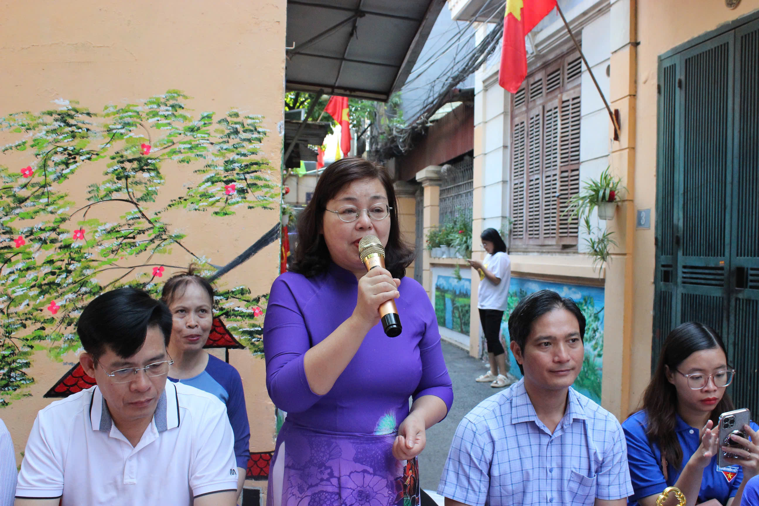 Hội LHPN phường Cổ Nhuế 2: Gắn biển công trình đoạn đường nở hoa, bích họa - ảnh 2