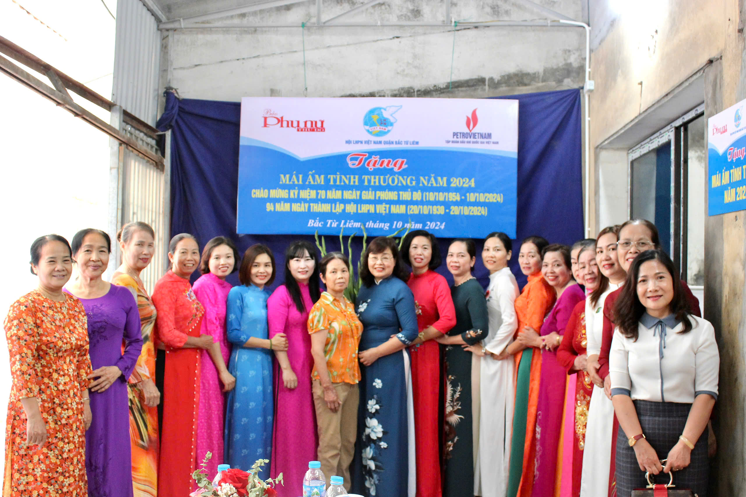 Báo Phụ nữ Thủ đô trao “Mái ấm tình thương” cho gia đình hội viên phụ nữ khó khăn ở quận Bắc Từ Liêm - ảnh 16