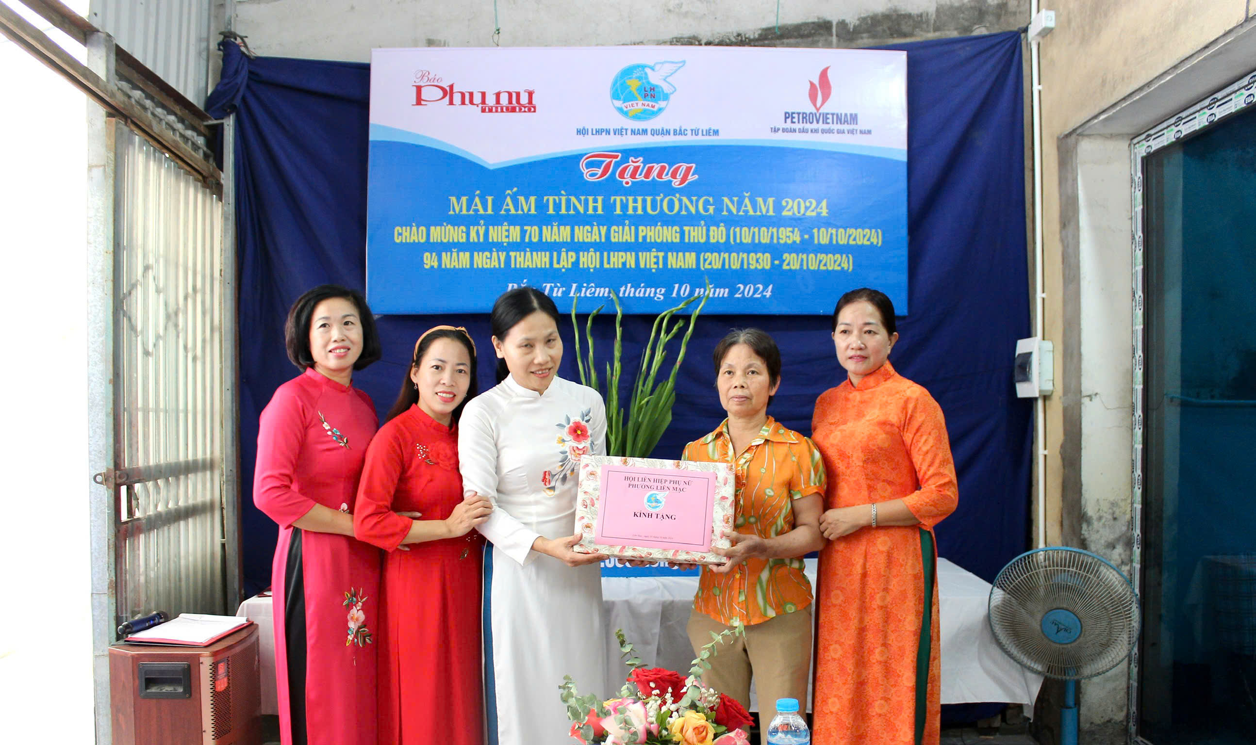 Báo Phụ nữ Thủ đô trao “Mái ấm tình thương” cho gia đình hội viên phụ nữ khó khăn ở quận Bắc Từ Liêm - ảnh 15