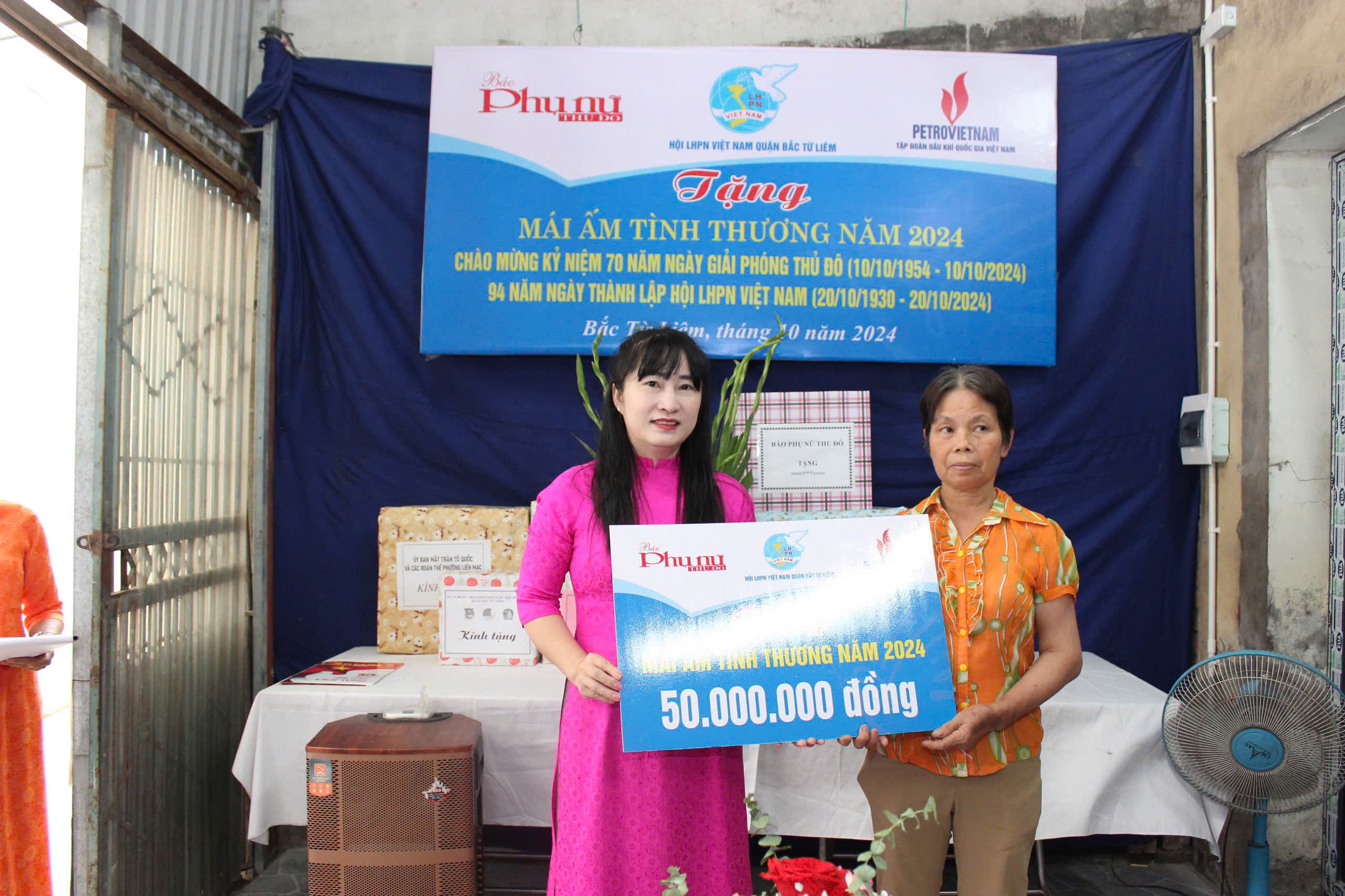 Báo Phụ nữ Thủ đô trao “Mái ấm tình thương” cho gia đình hội viên phụ nữ khó khăn ở quận Bắc Từ Liêm - ảnh 4