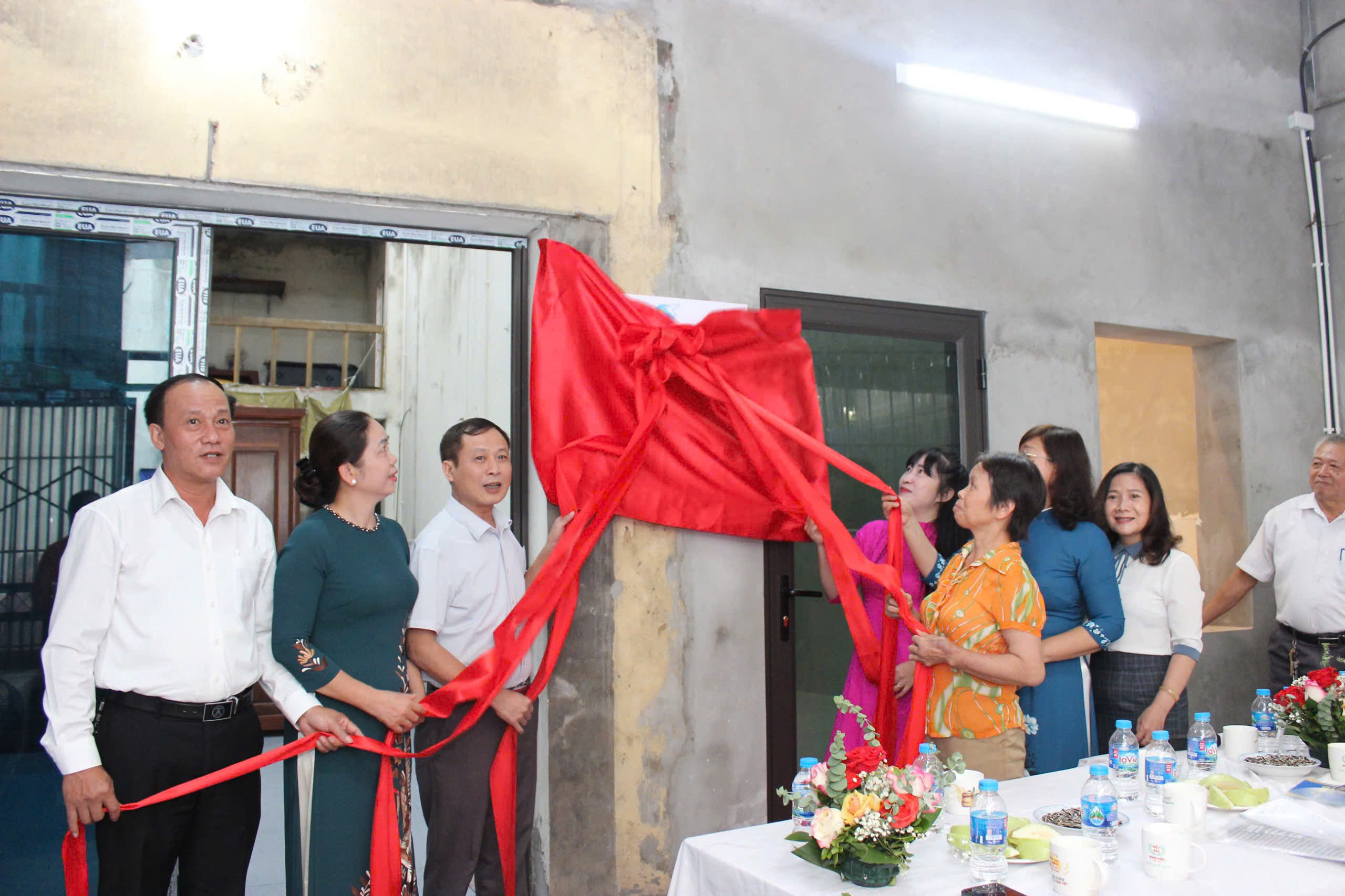 Báo Phụ nữ Thủ đô trao “Mái ấm tình thương” cho gia đình hội viên phụ nữ khó khăn ở quận Bắc Từ Liêm - ảnh 3