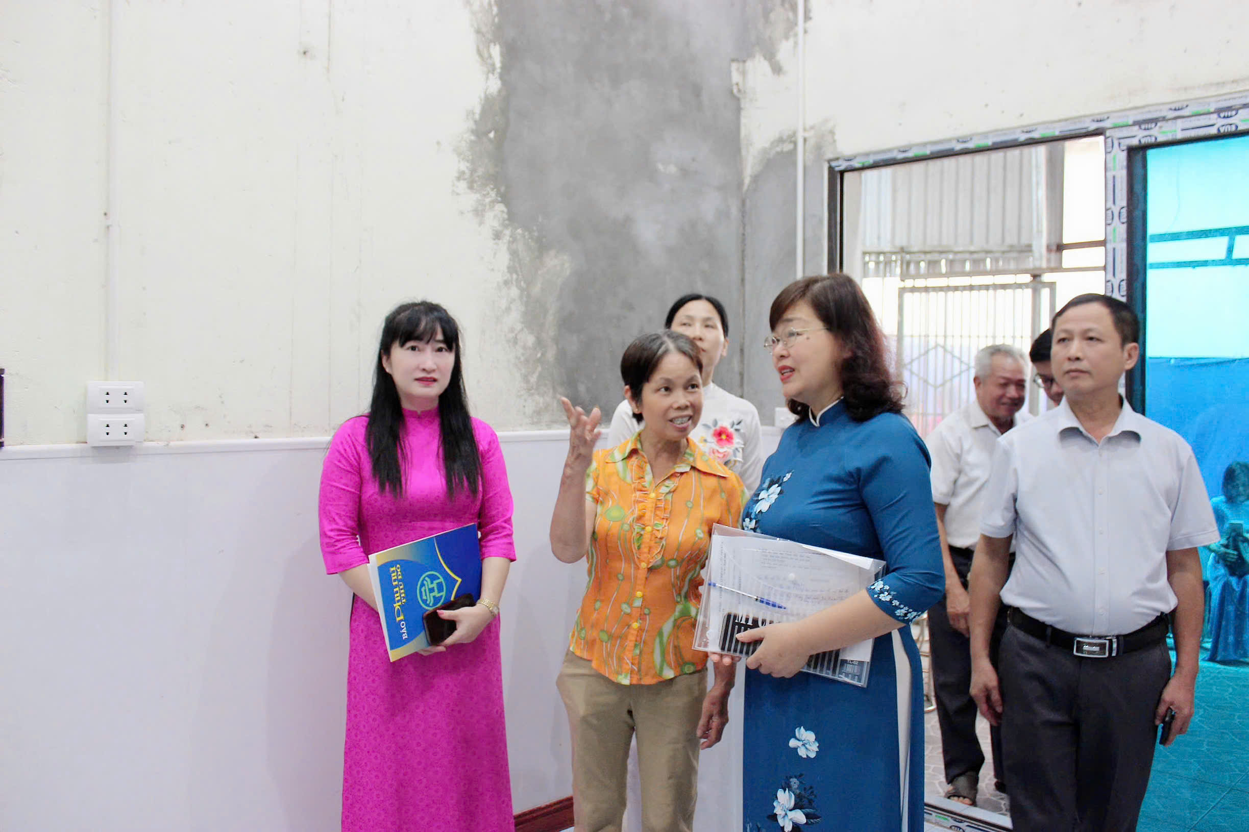 Báo Phụ nữ Thủ đô trao “Mái ấm tình thương” cho gia đình hội viên phụ nữ khó khăn ở quận Bắc Từ Liêm - ảnh 11