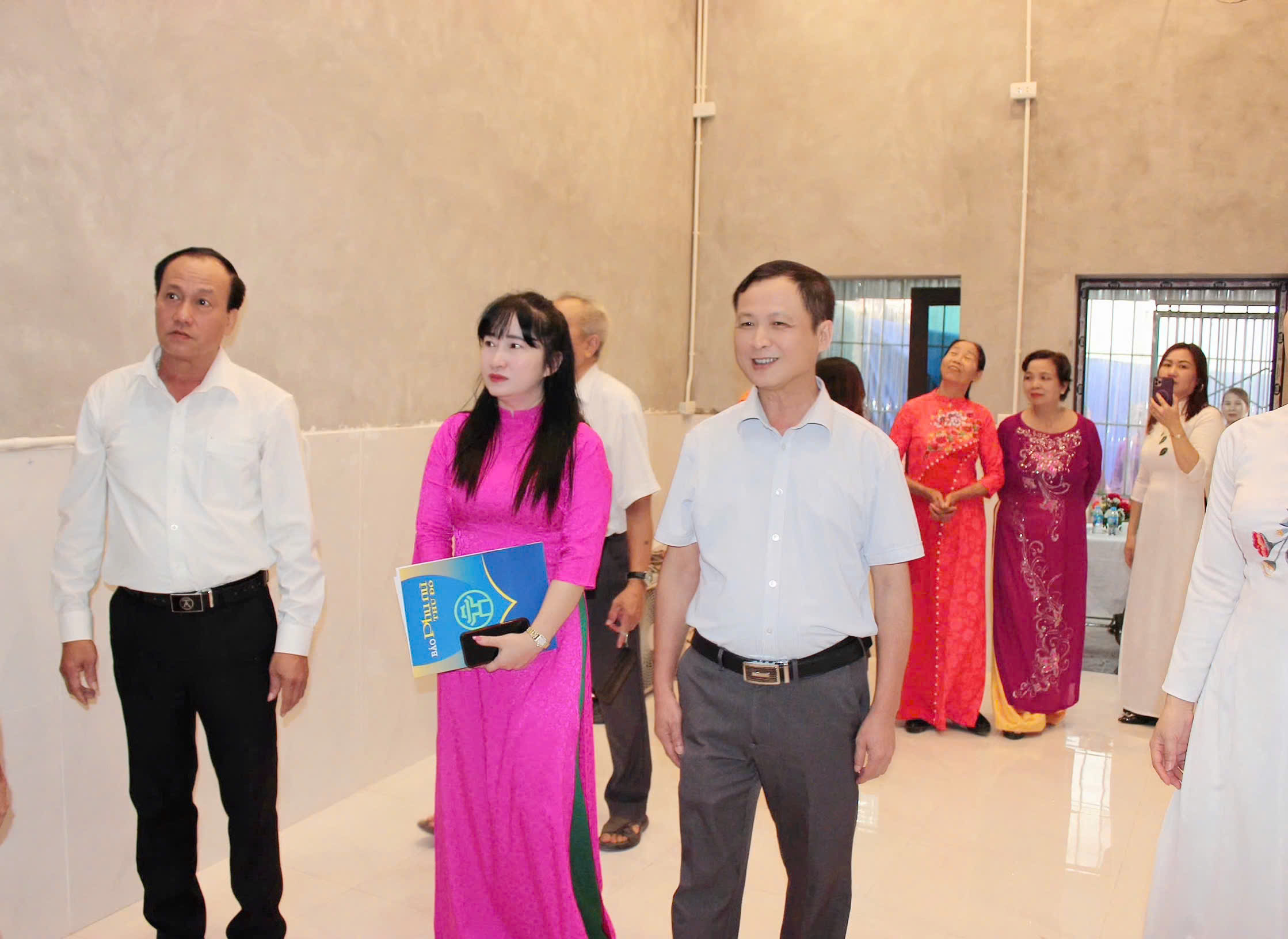 Báo Phụ nữ Thủ đô trao “Mái ấm tình thương” cho gia đình hội viên phụ nữ khó khăn ở quận Bắc Từ Liêm - ảnh 10
