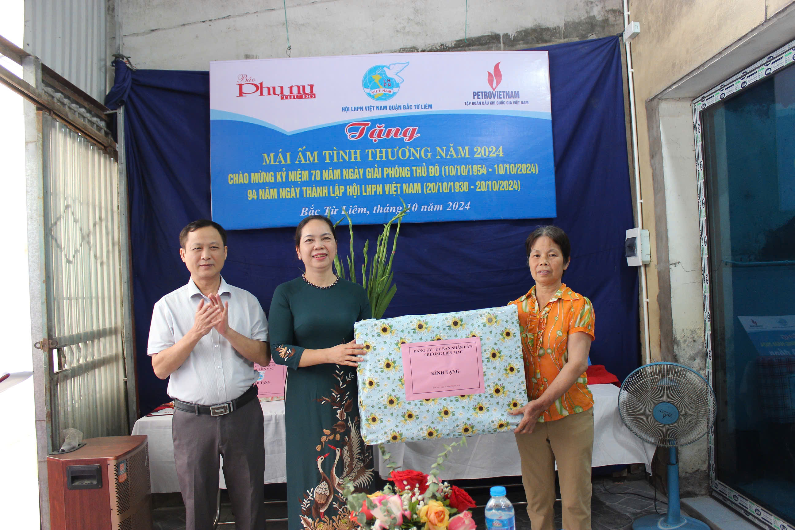 Báo Phụ nữ Thủ đô trao “Mái ấm tình thương” cho gia đình hội viên phụ nữ khó khăn ở quận Bắc Từ Liêm - ảnh 13