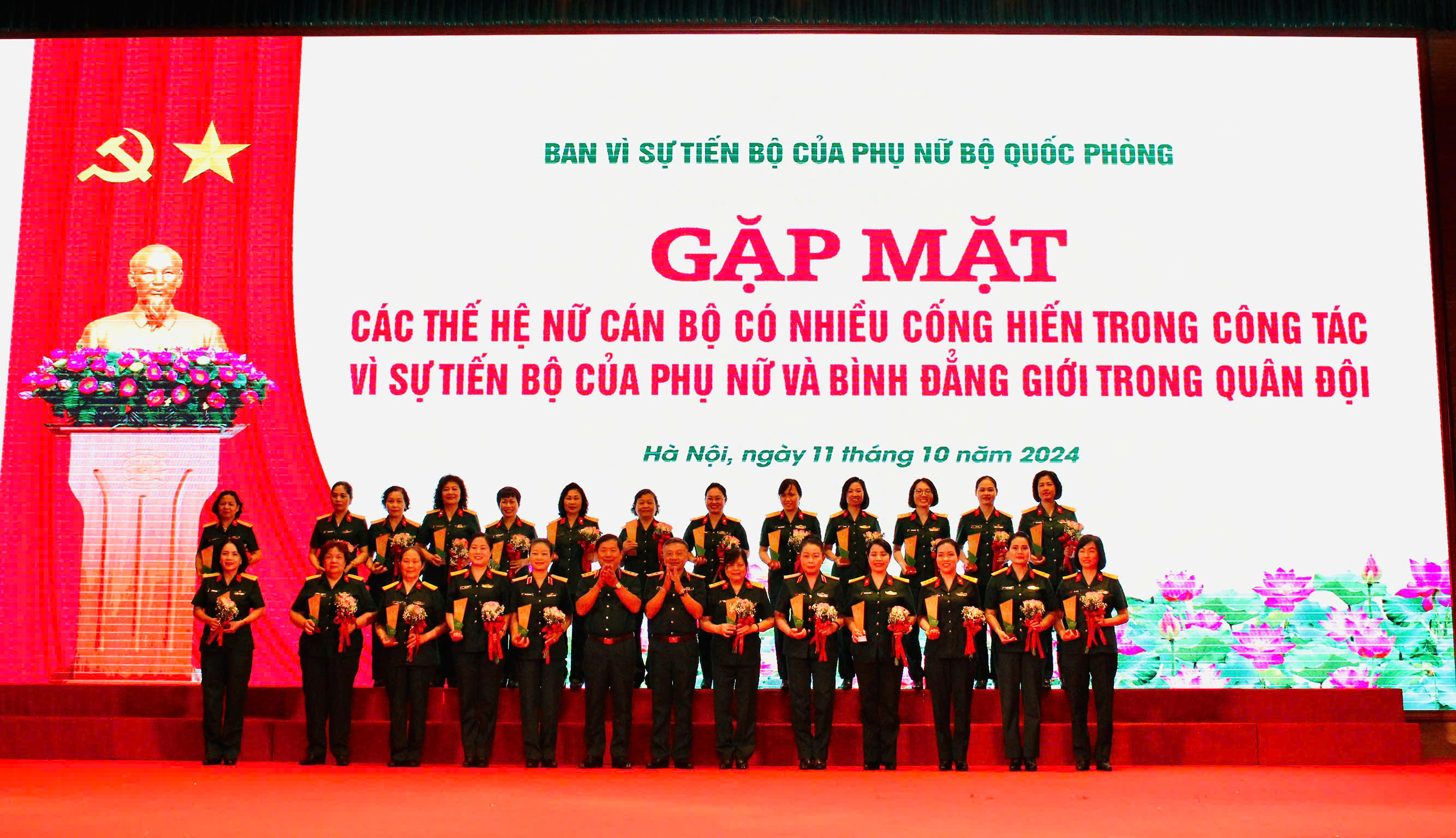 Bộ Quốc phòng gặp mặt các thế hệ nữ cán bộ có nhiều cống hiến trong công tác phụ nữ - ảnh 3