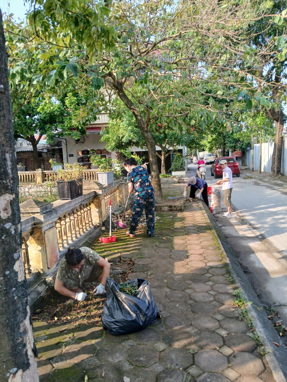 Phụ nữ phường Đông Ngạc: Chung tay xoá bỏ chân rác, làm đẹp cảnh quan - ảnh 2