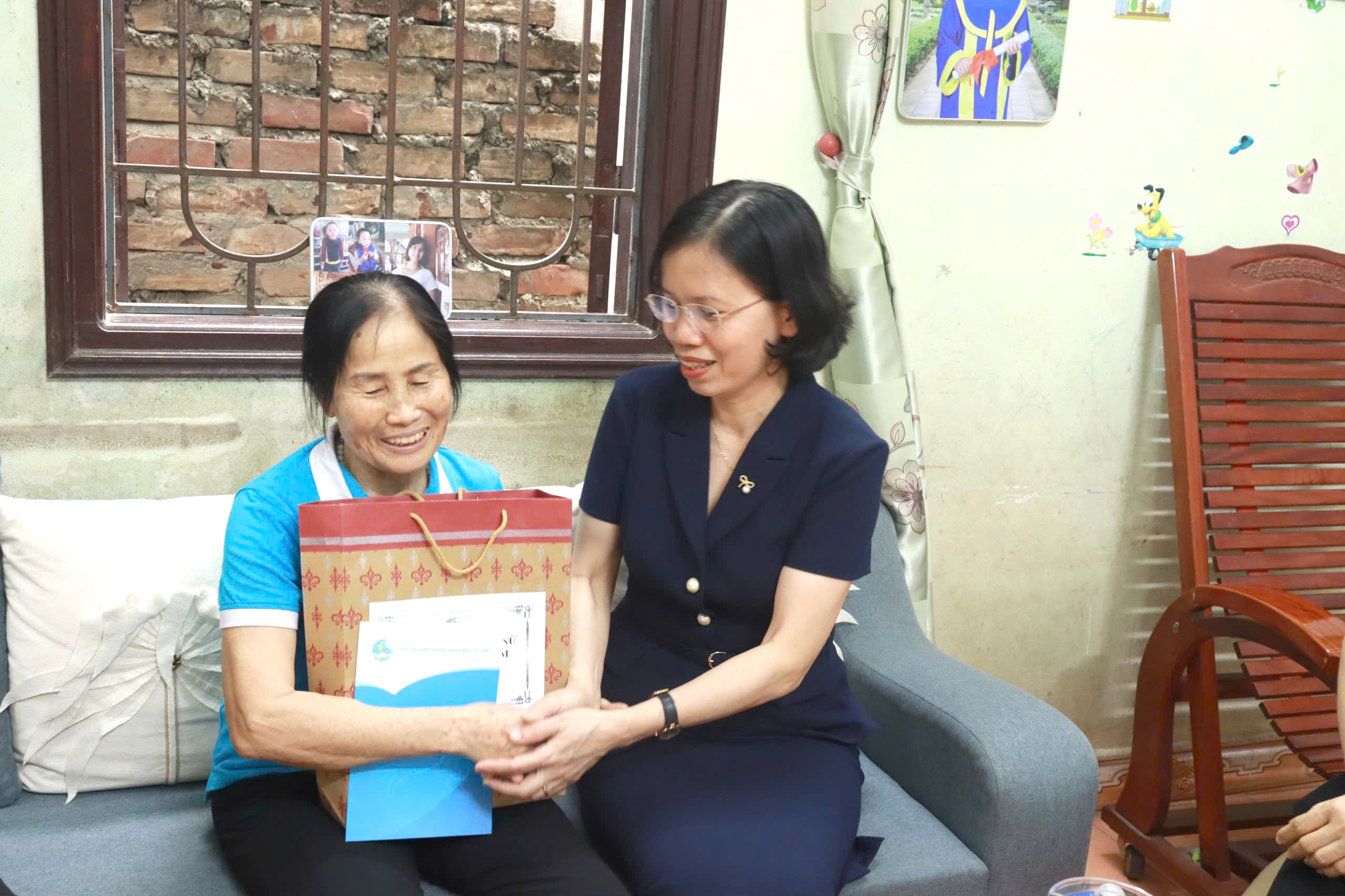 Hội LHPN Hà Nội tri ân các thế hệ phụ nữ đã hy sinh vì độc lập, tự do của Tổ quốc - ảnh 3