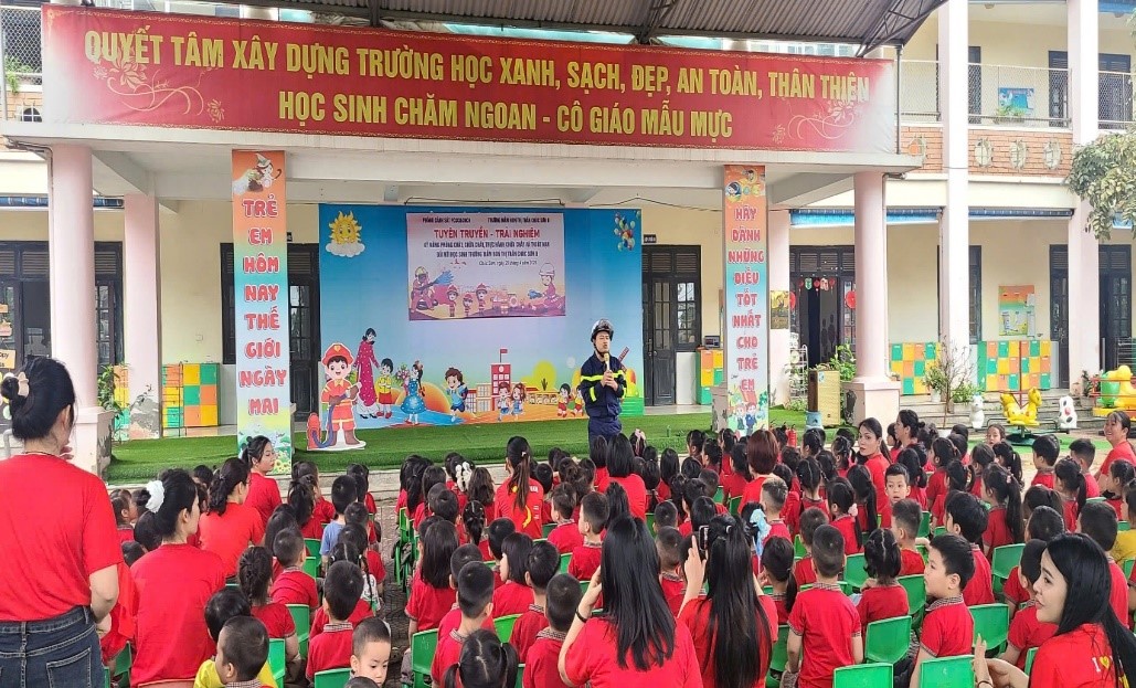 Hơn 400 học sinh huyện Chương Mỹ được phổ biến kiến thức về phòng cháy chữa cháy - ảnh 1
