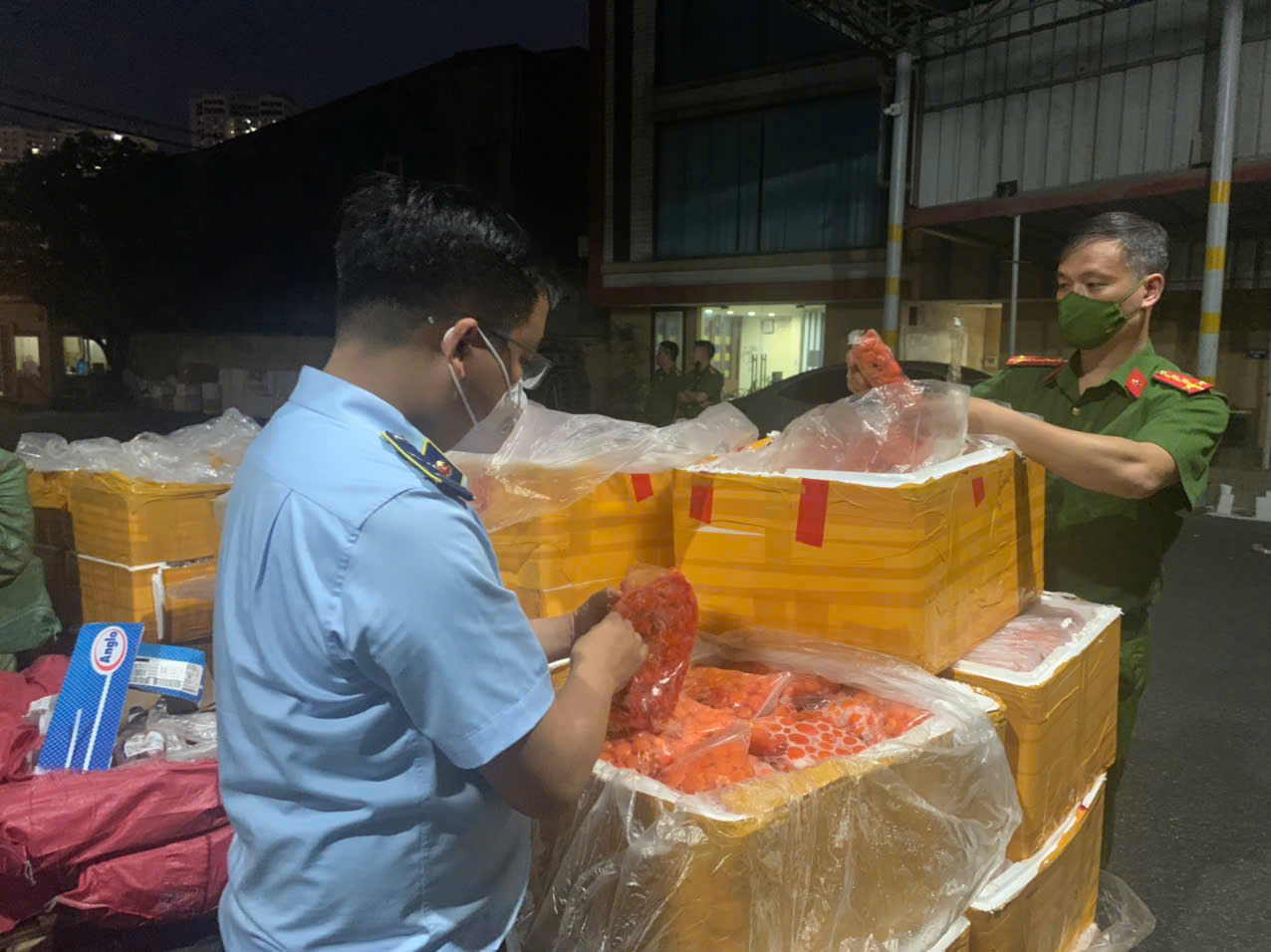 Hà Nội: Chưa đầy 1 tháng bắt liên tiếp 9 vụ thực phẩm bẩn - ảnh 2