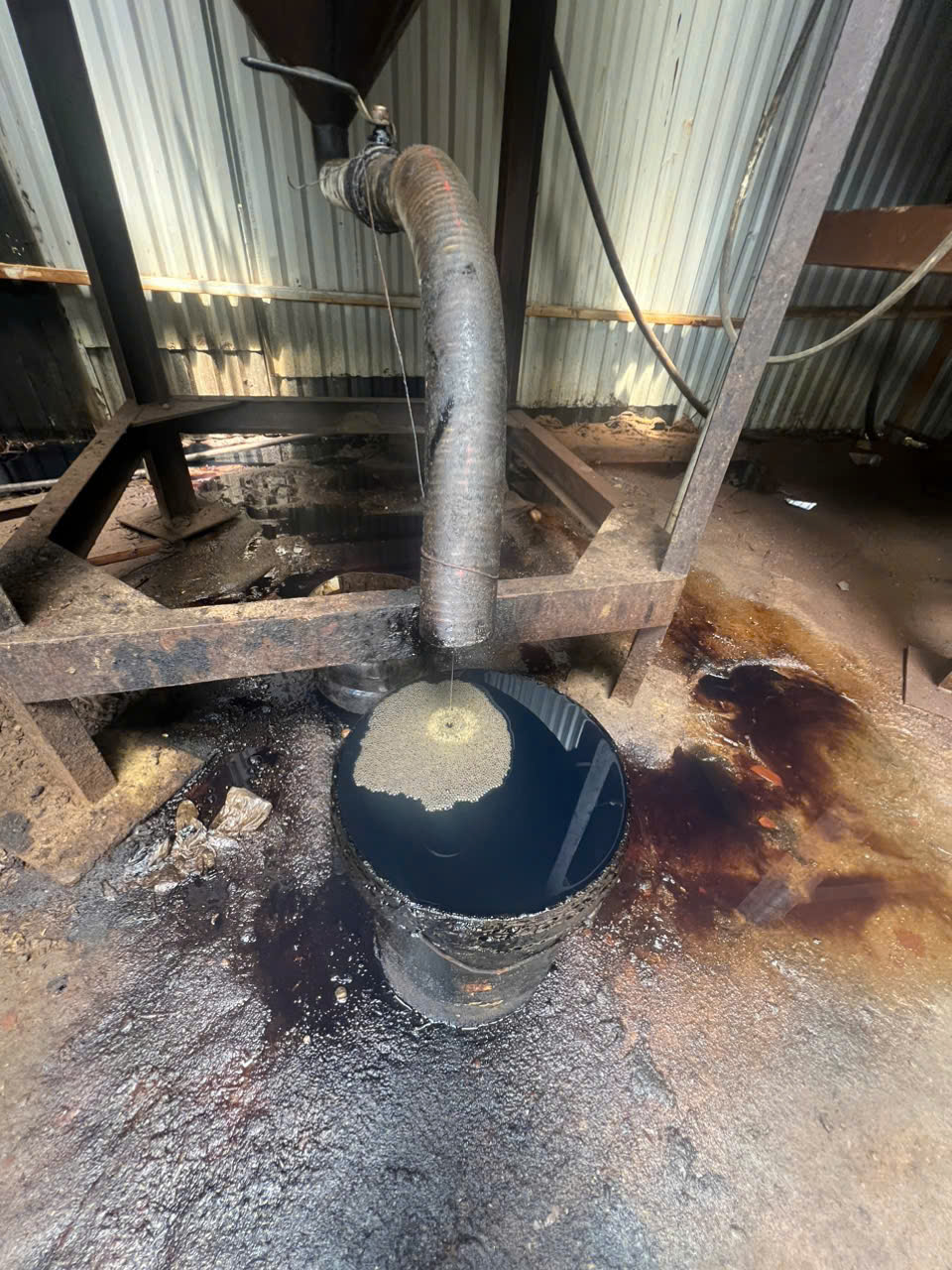 Hà Nội: Khởi tố vụ án xả dầu thải tái chế ở huyện Gia Lâm - ảnh 2