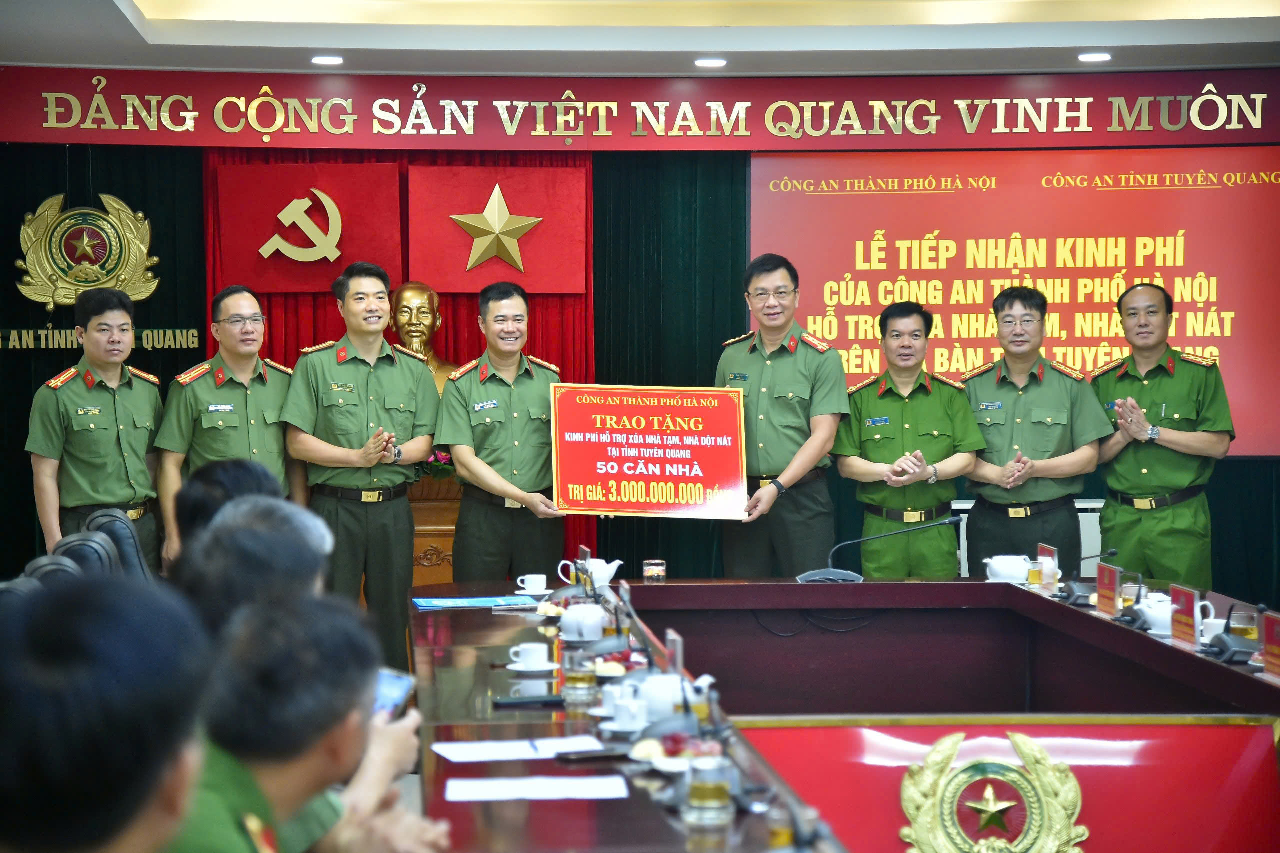 Công an Hà Nội chung tay xóa nhà tạm, nhà dột nát - ảnh 2