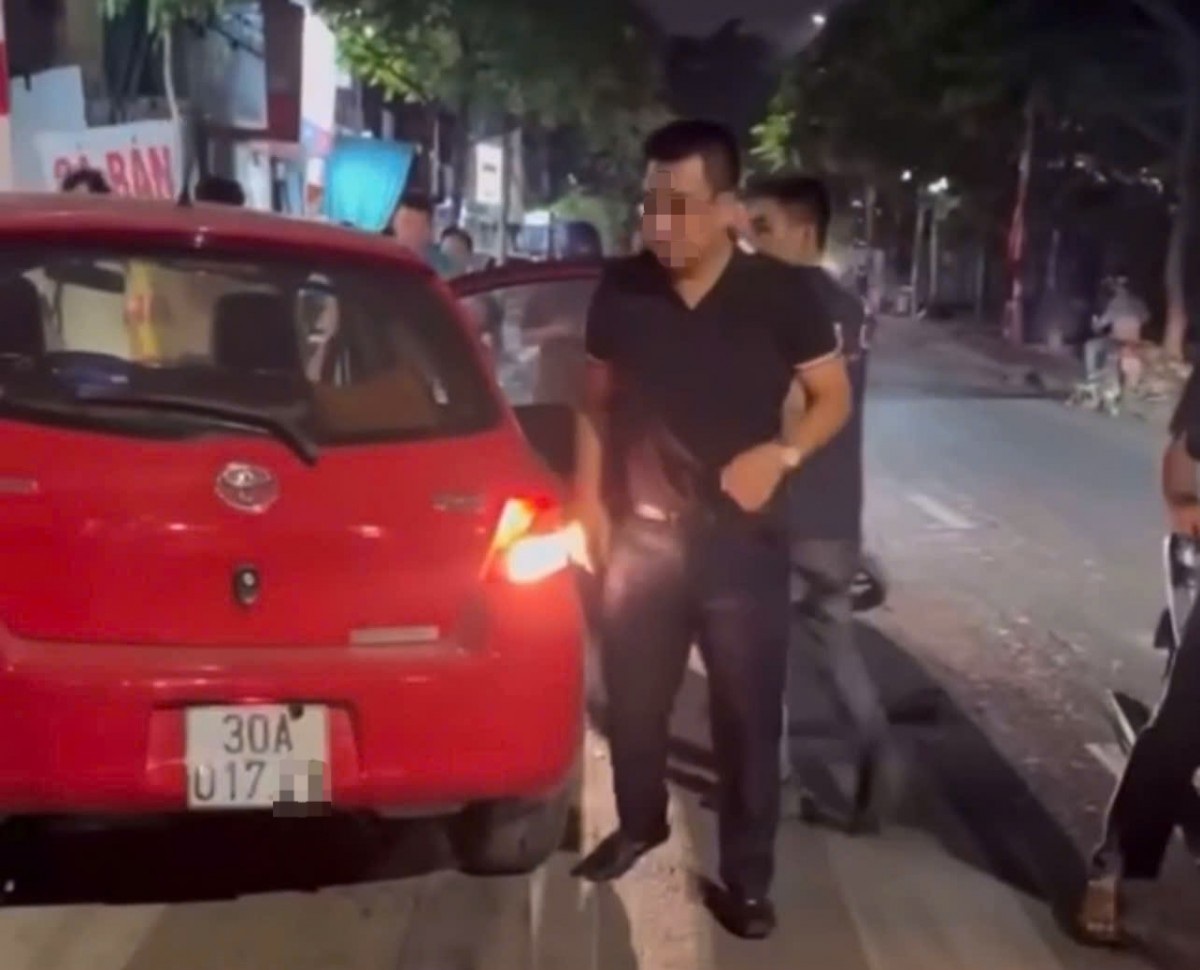 Công an Hà Nội đình chỉ 2 cán bộ có dấu hiệu sai phạm - ảnh 1