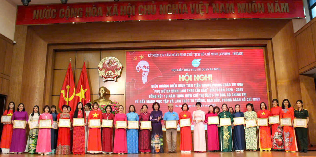 Quận Ba Đình: Biểu dương các tập thể, cá nhân tiêu biểu trong phong trào “Phụ nữ Ba Đình làm theo lời Bác” - ảnh 5