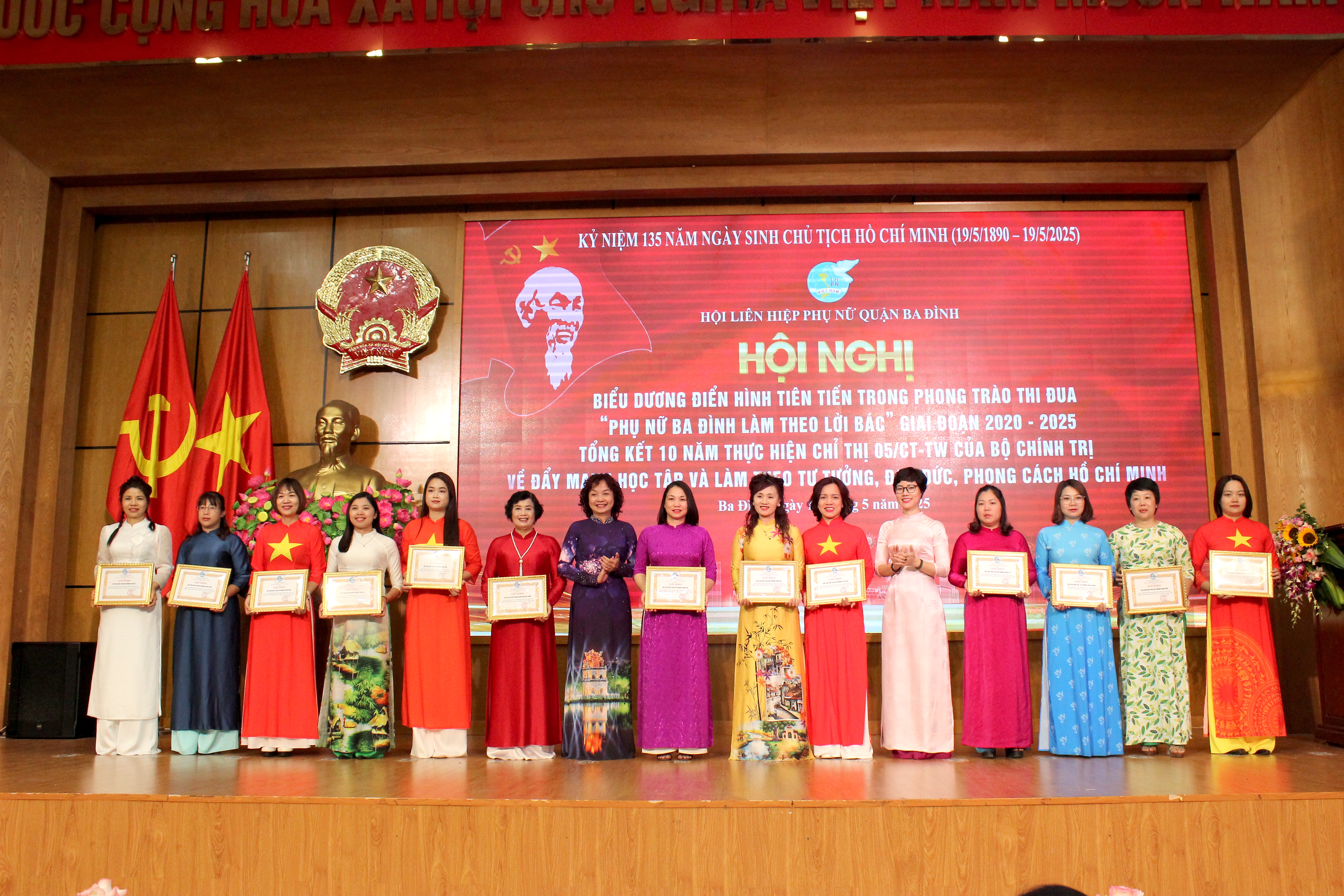 Quận Ba Đình: Biểu dương các tập thể, cá nhân tiêu biểu trong phong trào “Phụ nữ Ba Đình làm theo lời Bác” - ảnh 3