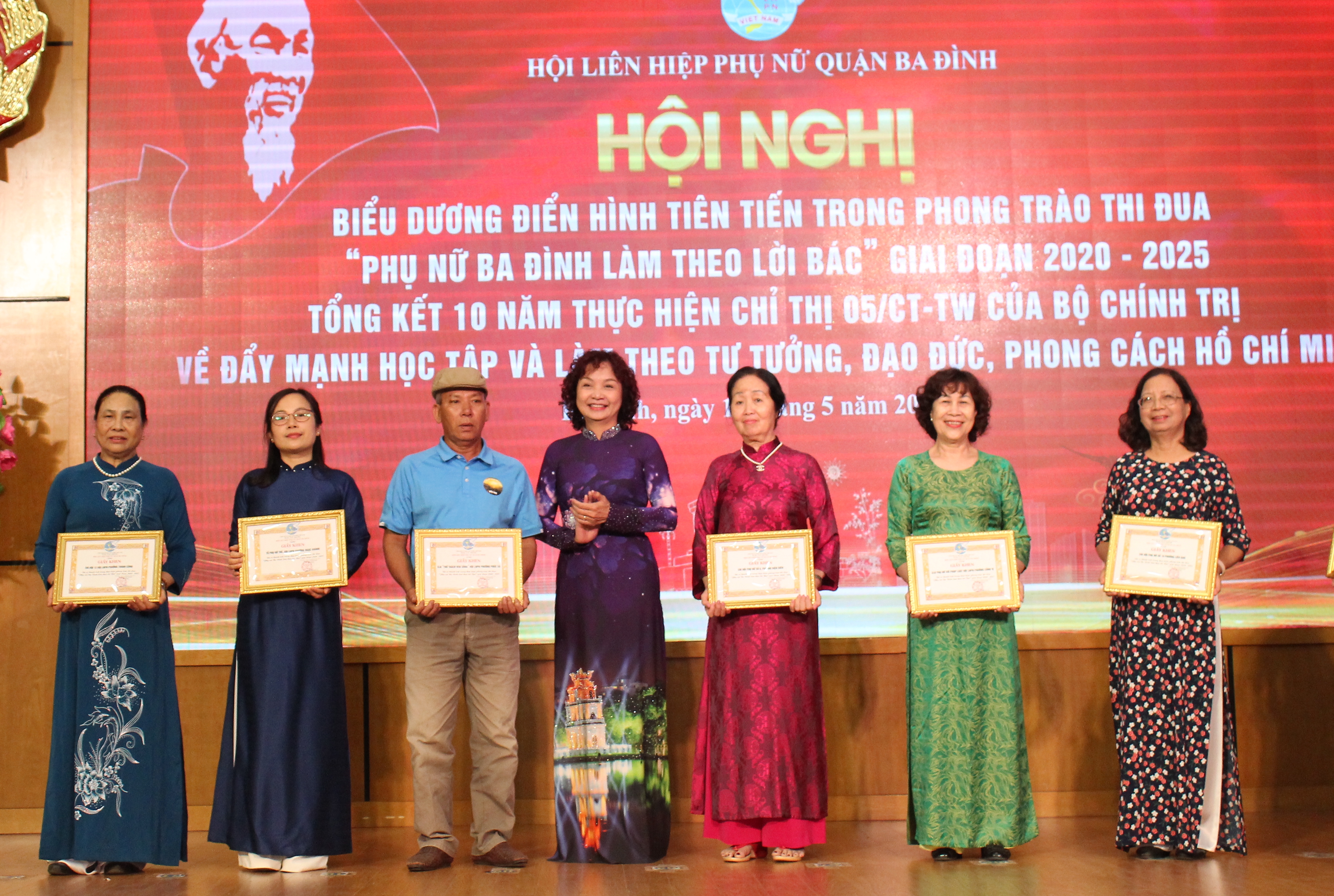 Quận Ba Đình: Biểu dương các tập thể, cá nhân tiêu biểu trong phong trào “Phụ nữ Ba Đình làm theo lời Bác” - ảnh 4