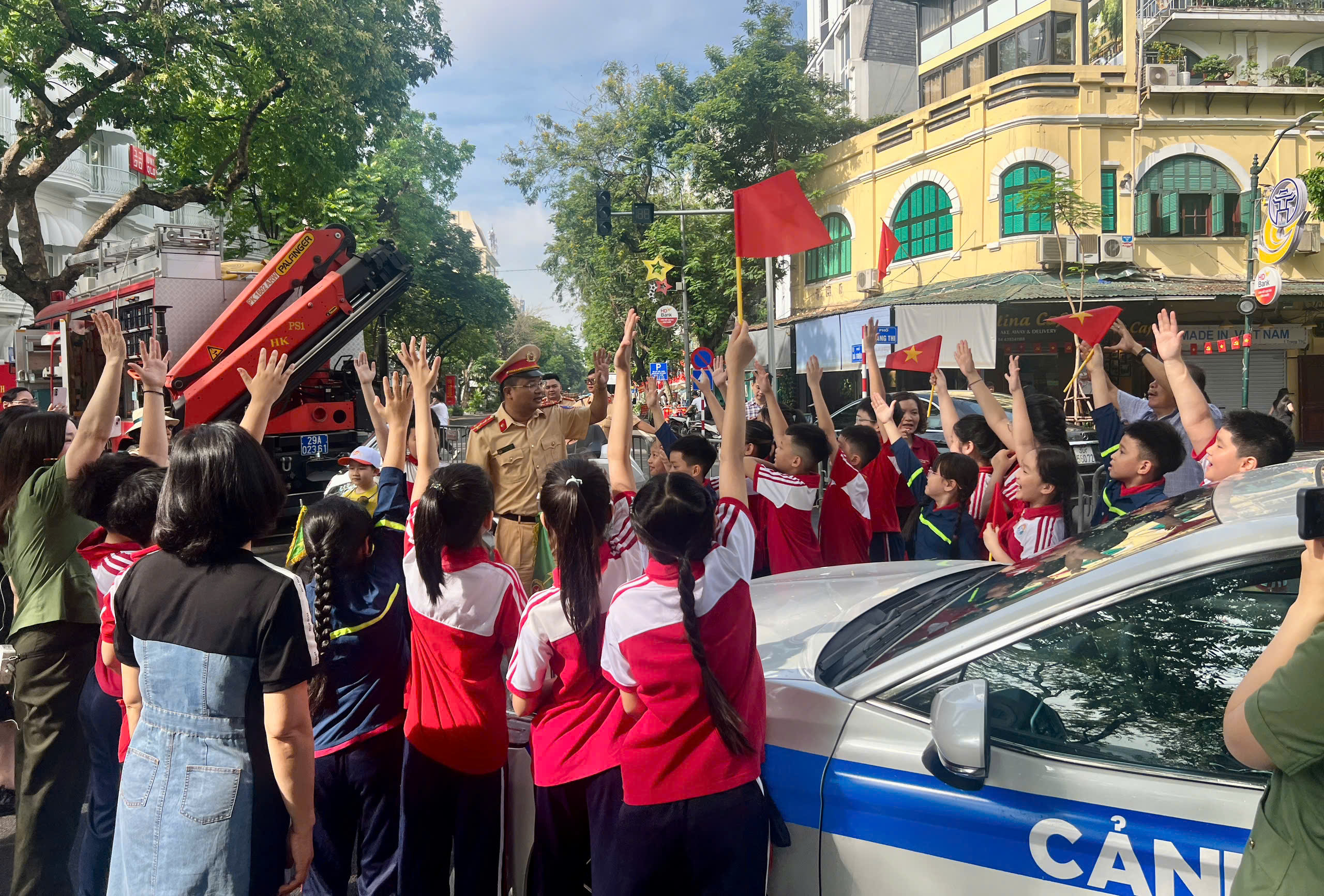 Hà Nội: Trưng bày lưu động “Công an Thủ đô khắc ghi lời Bác” - ảnh 9