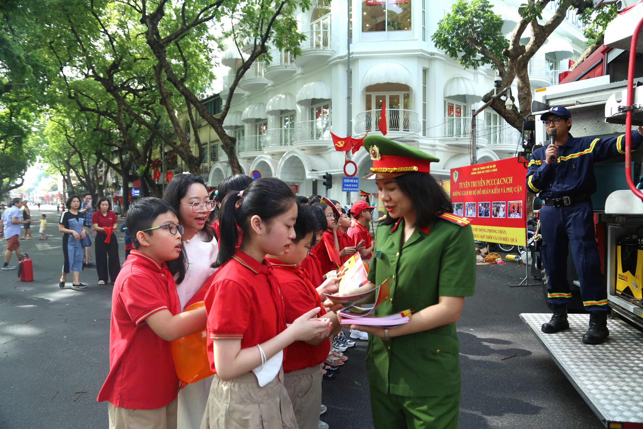 Hà Nội: Trưng bày lưu động “Công an Thủ đô khắc ghi lời Bác” - ảnh 5