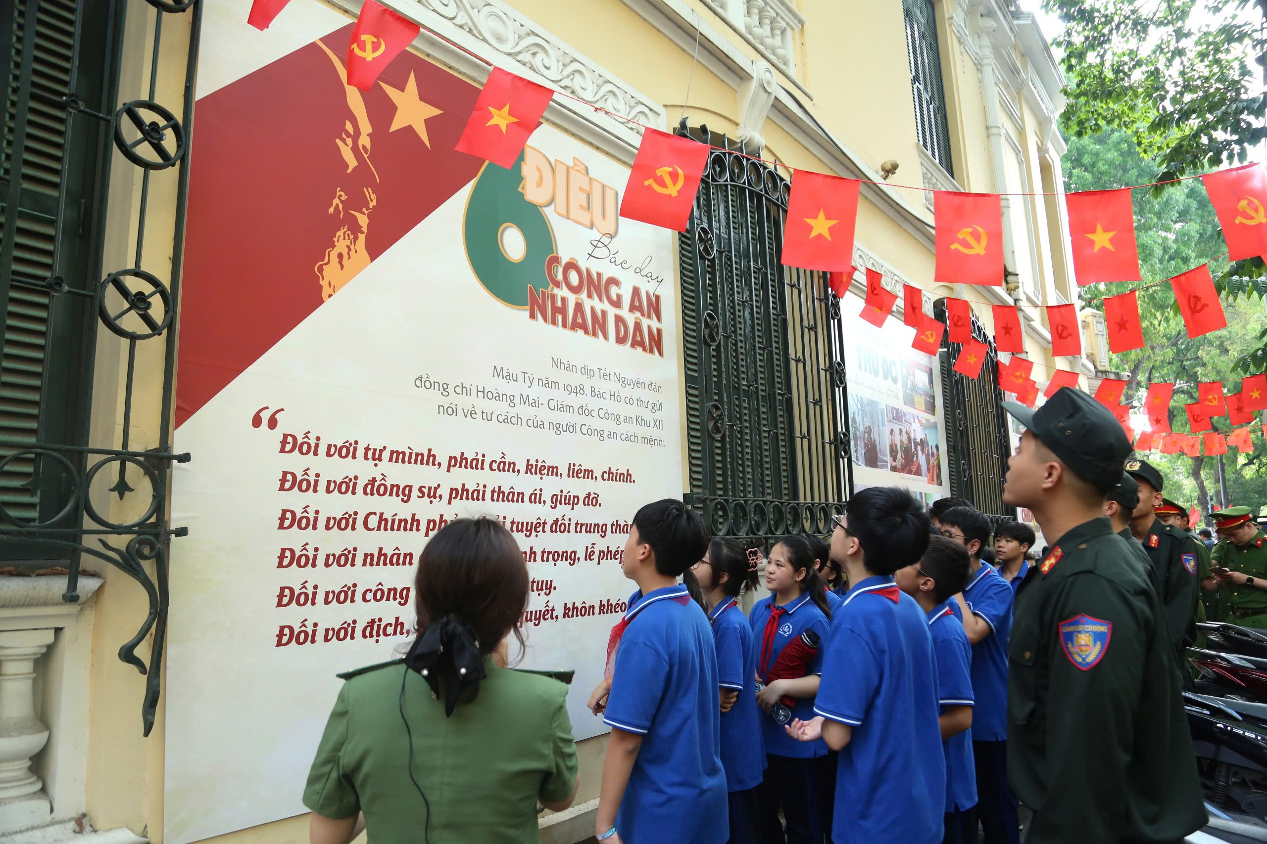Hà Nội: Trưng bày lưu động “Công an Thủ đô khắc ghi lời Bác” - ảnh 3