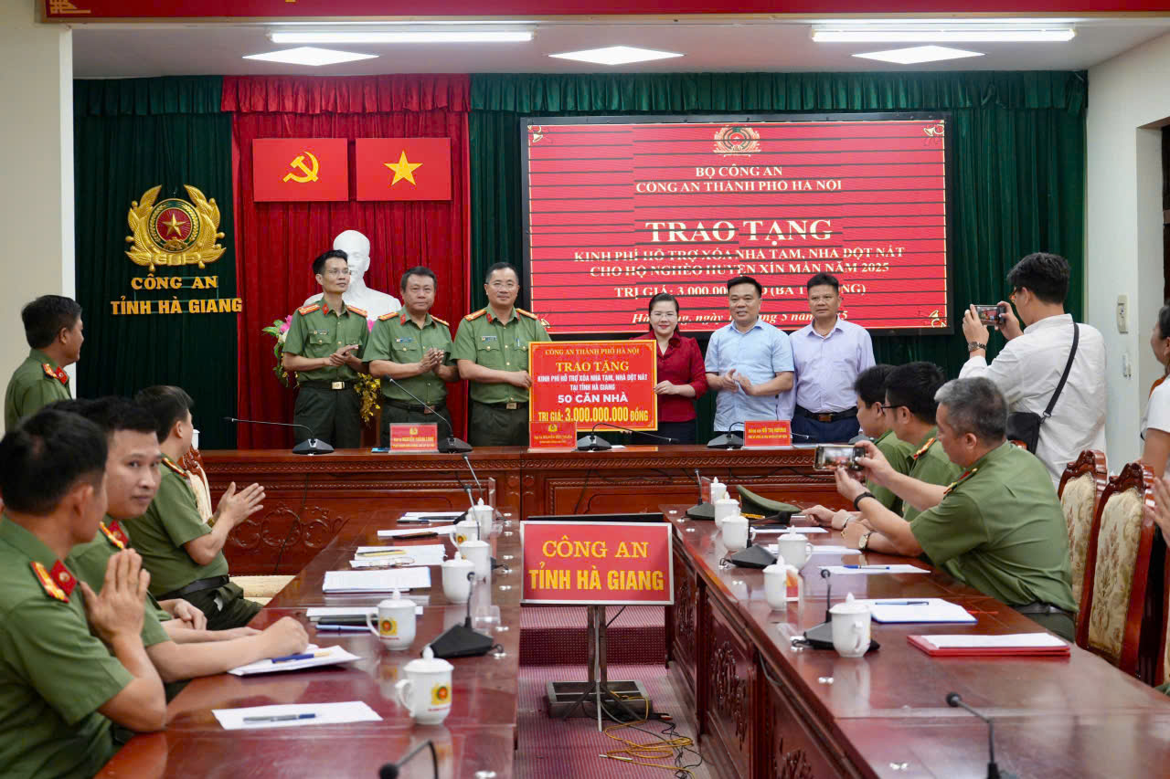 Công an Hà Nội trao tặng 3 tỷ đồng hỗ trợ tỉnh Hà Giang xoá nhà tạm, nhà dột nát - ảnh 1