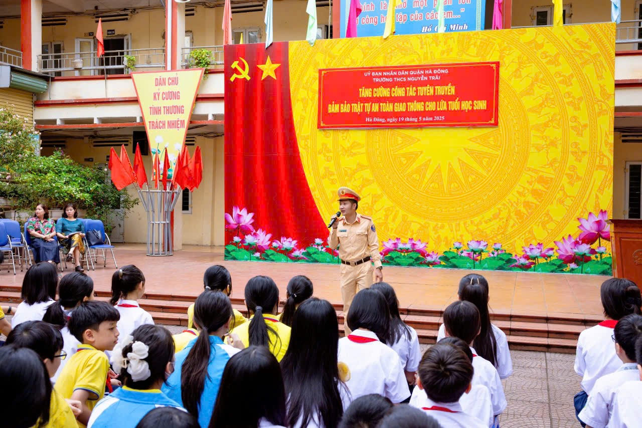 Hà Nội: Trang bị kiến thức an toàn giao thông cho học sinh trước kỳ nghỉ hè 2025 - ảnh 1