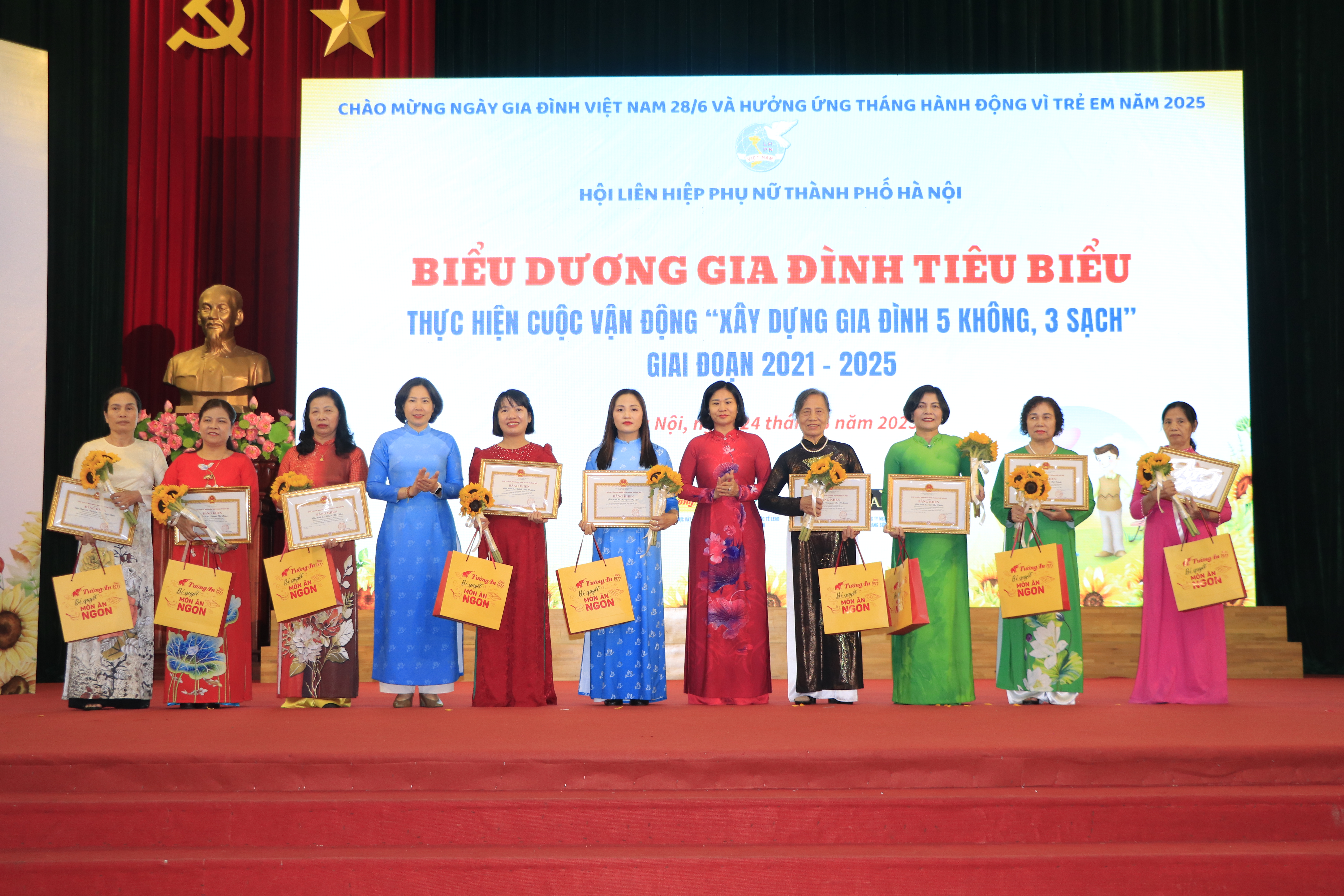 Biểu dương 200 gia đình Thủ đô tiêu biểu “5 không, 3 sạch” và con mồ côi học giỏi - ảnh 2