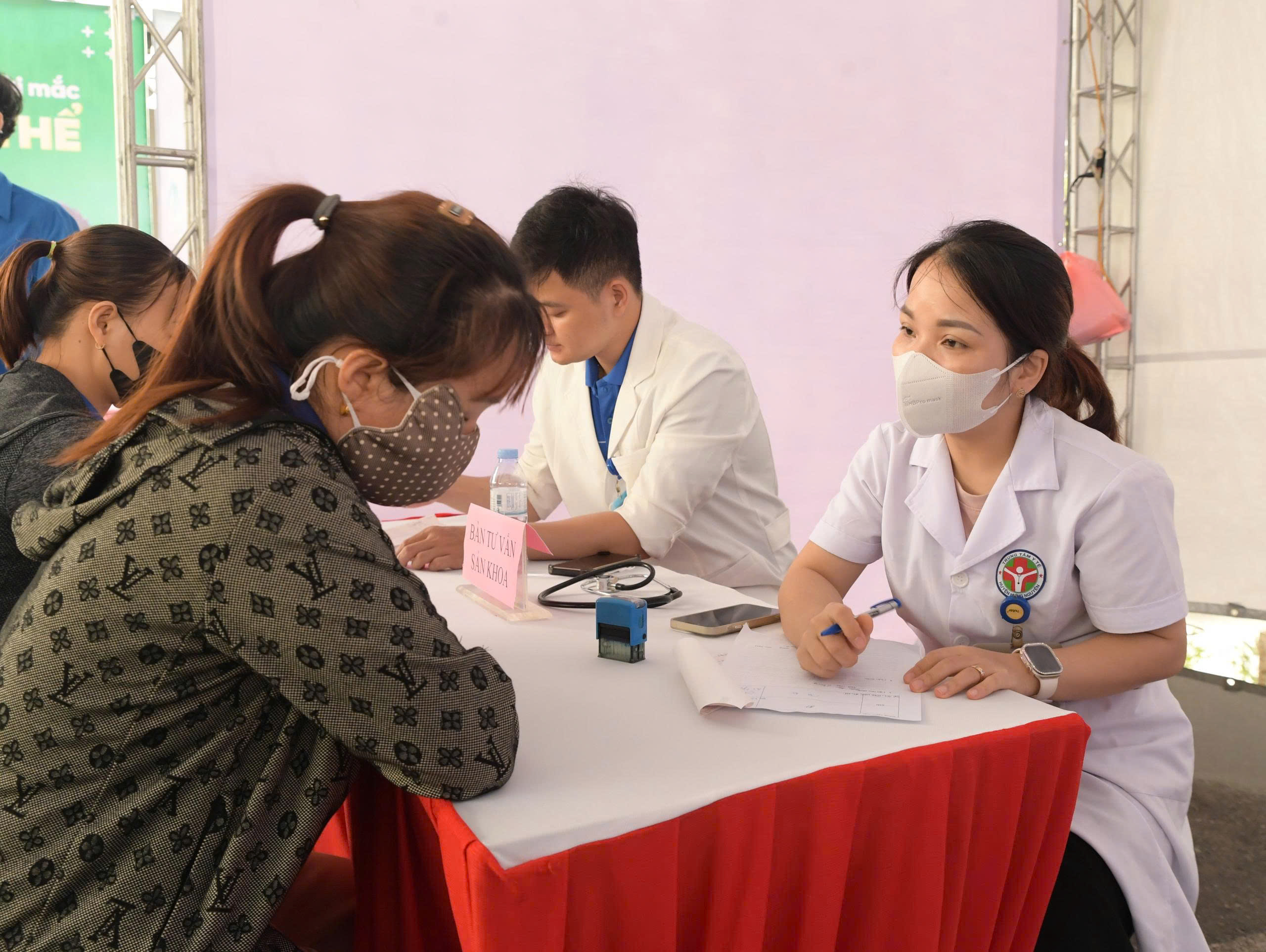 Hơn 1.000 thanh niên công nhân Nghệ An được khám, phát thuốc miễn phí - ảnh 1