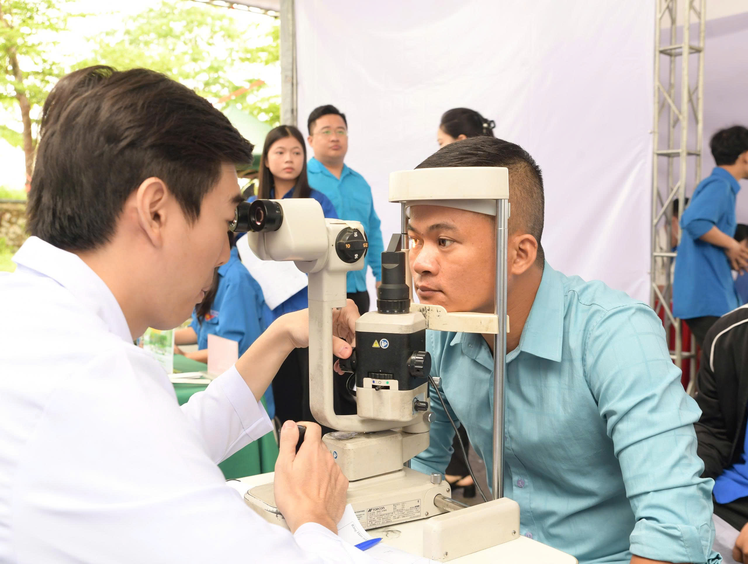 Hơn 1.000 thanh niên công nhân Nghệ An được khám, phát thuốc miễn phí - ảnh 2
