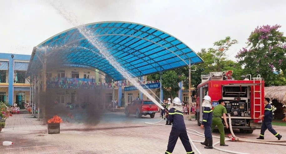 Diễn tập phòng cháy chữa cháy và cứu nạn cứu hộ trên địa bàn huyện Ứng Hòa - ảnh 1