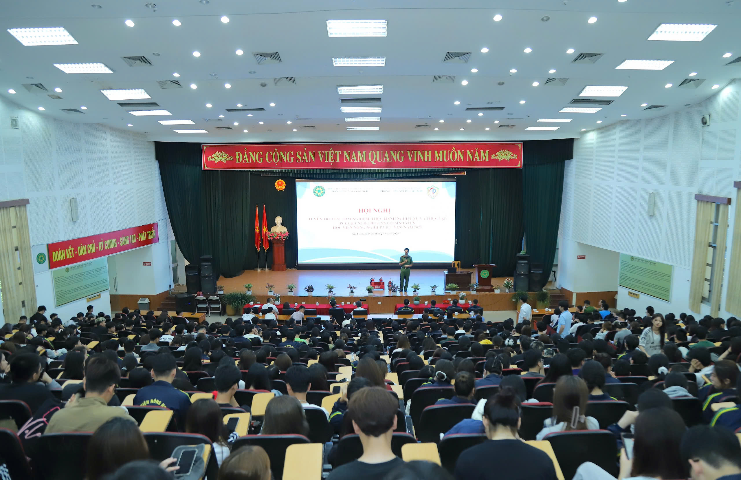 Gần 1.000 sinh viên tham gia trải nghiệm phòng cháy chữa cháy - ảnh 1